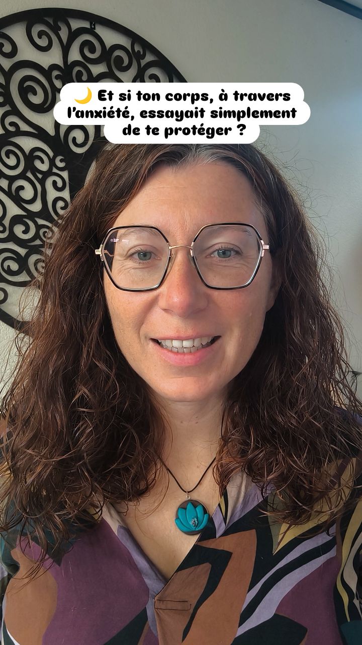 🌙 Et si ton corps, à travers l’anxiété, essayait simplement de te protéger ?
Pendant l’atelier PKS d’hier, on a parlé de la peur et de l’anxiété.
C’est un sujet que je connais intimement.
J’ai vécu des années de crises d’angoisse — parfois quotidiennes.
Je finissais tétanisée, en apnée, sans comprendre ce qui m’arrivait.
J’ai longtemps cherché à contrôler, à fuir, à anesthésier.
Et plus j’essayais de lutter, plus je me sentais cassée, impuissante, différente.
Jusqu’au jour où j’ai compris une chose essentielle :
💫 mon corps ne se battait pas contre moi — il cherchait à me protéger.
La crise d’angoisse, c’est un signal fort.
C’est le moyen qu’a trouvé mon corps pour me dire :
> “Ce que tu vis, là, c’est trop.”
Alors maintenant, quand ça monte, je ne résiste plus.
Je respire, je l’accompagne, je laisse mon corps trembler, vibrer,
faire ce qu’il sait faire le mieux :
libérer ce qui a besoin de circuler.
Et derrière chaque tempête, l’énergie revient.
Parce que j’ai cessé de vouloir éteindre ce qui, en réalité, voulait me ramener à la vie. 🌿
🪷 Le PKS (Peter Koenig System) m’a aidée à mettre des mots sur ces mécanismes,
à accueillir les émotions sans les fuir,
et à retrouver la paix du corps et du cœur.
💌 Si ce message résonne, tu peux rejoindre un prochain atelier PKS collectif pour explorer cela à ton rythme.
(commente PKS et je t'envoies les dates )
🪞 Je suis Julie Gohier, Magic’Kiffeuse – Facilitatrice de Joie Incarnée.
J’accompagne les femmes sensibles à se retrouver,
à libérer les émotions bloquées et à vibrer leur lumière naturelle. 💖
#anxiété #crisedangoisse #libérationémotionnelle #pks #peterkoenigsystem #magickiffeuse #joieincarnée #femmesensibles #developpementpersonnel #reconnexionasoi #spiritualitéféminine #oserêtre #authenticité #écouteducorps #émotions #acceptercequirest #oserlefeminin #corpsetâme