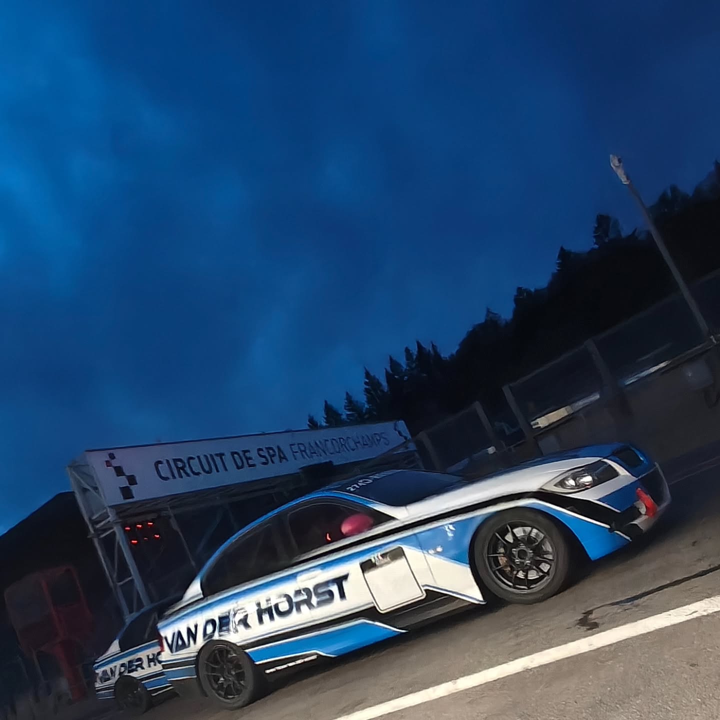 Last Monday, we booked two cars @ Bmw team Vanderhorst.
Together with our coaches, Kobe and Johan, we worked on our drivers driving skills.
Do you also want to amaze your opponents, further optimize your lap times and racing lines?
Feel more confident and safe behind the wheel at every motorsport event.
With the help of images and data from the race navigator, we look for every detail that can improve your driving skills.