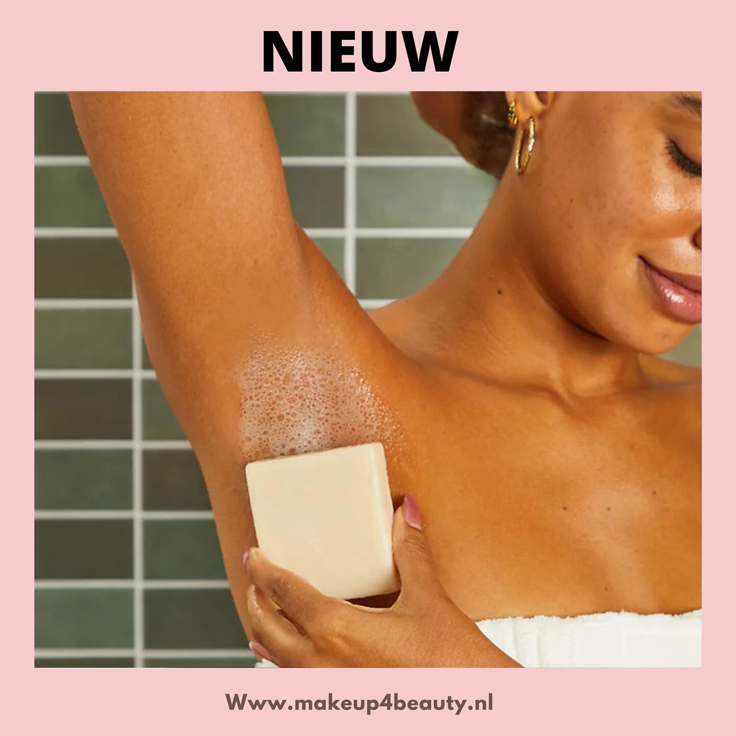 Hydraterende, boterachtige formule dempt je scheerbeurt en voedt je huid.
Zorgt voor een “heldere”, rommel vrije scheerbeurt die je scheermesje niet verstopt zoals traditionele scheer schuimen.
Geweldig voor alle huidtypen.
Vrij van parabenen, ftalaten, siliconen, sulfaten en kunstmatige geurstoffen.
Vermindert het gebruik van plastic voor eenmalig gebruik: bespaart twee flessen scheerschuim.