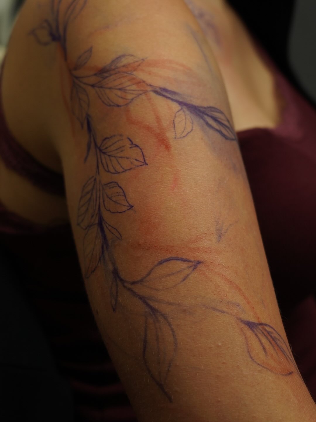 Danke für das Vertrauen.
Mir fehlt gerade der freiwillig für besonders lange Texte. Daher heute nur diese beiden Fotos die schon vielsagend sind oder was sagt ihr? 😍
Danke für das entgegengebrachte Vertrauen!
##tattoo #fineline#ink #blätter