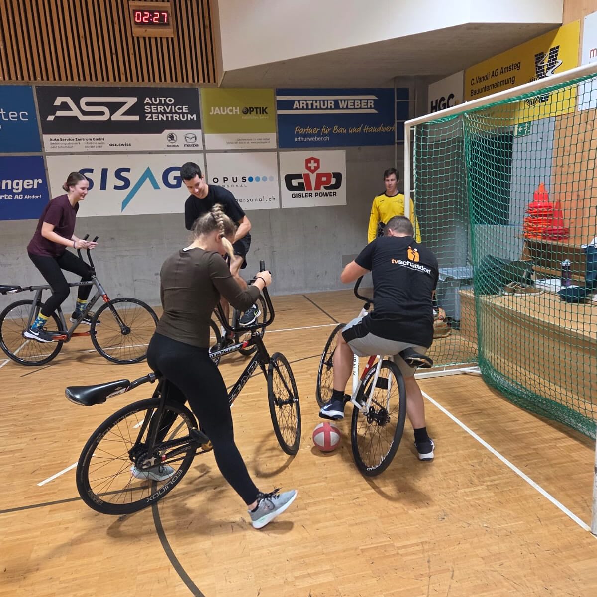 Gestern Abend durften wir beim @radsportaltdorf ein Training absolvieren. Es war uns eine grosse Freude, diese Sportart näher kennenzulernen - vielen Dank für die fachkundige Unterstützung. Der gemeinsame Ausklang in der hauseigenen Festwirtschaft kam ebenfalls nicht zu kurz. Wer weiss, vielleicht bis bald an eurem legendären Radball Grümpi.
.
.
.
#tvschattdorf #radsportaltdorf