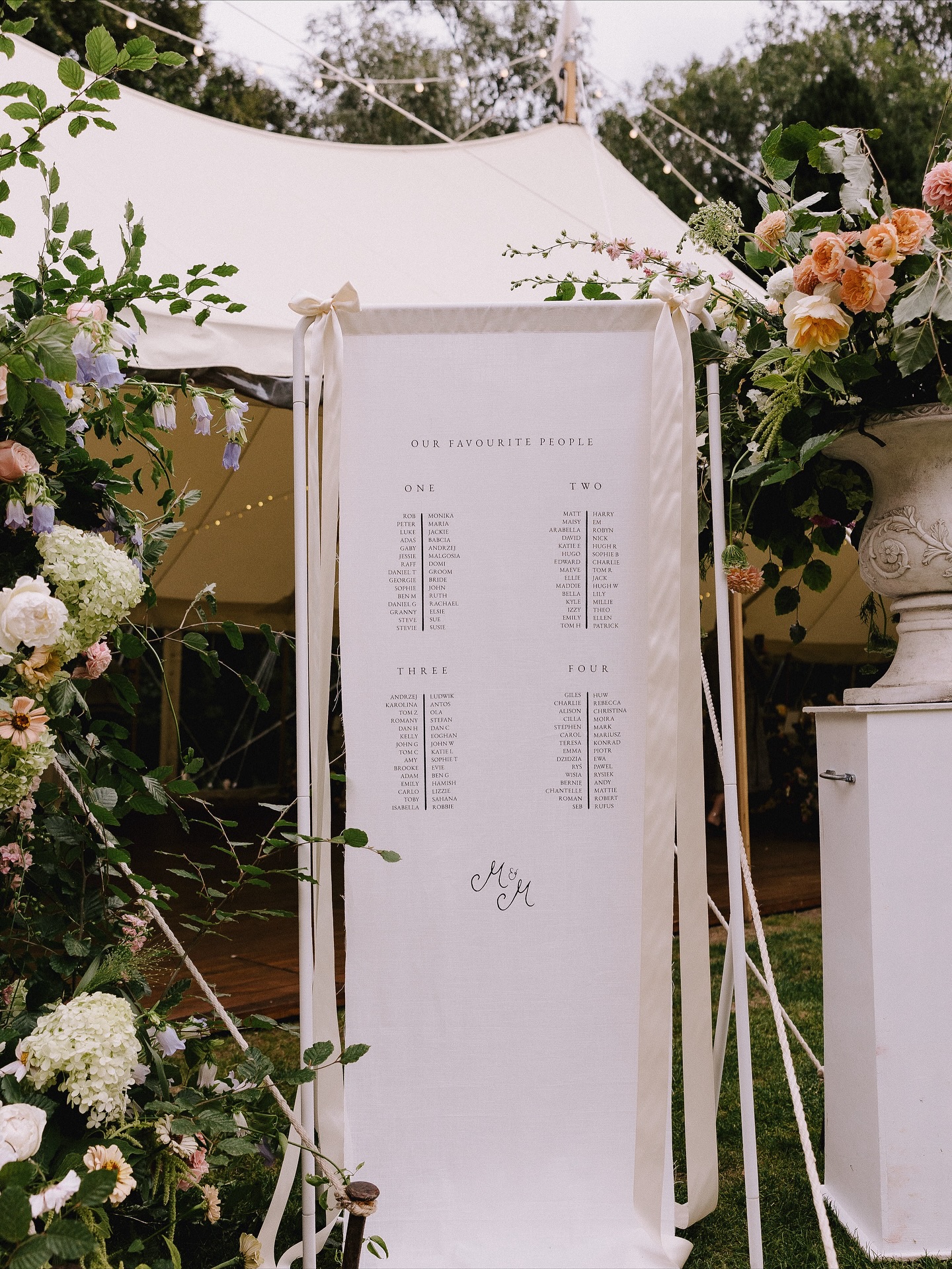 It takes a team to bring your marquee vision to life.
From flowers to decor, stationary to fairy lights, trees to the perfect chairs ; every detail works in harmony to create the atmosphere you imagined.
Team work really does make the dream work.
Photographer - @alexanderstevensphotography
Planner - @boelleevents
Venue - @heathylea.chatsworth
Florist - @poppyscout_co
#greenfarmmarquees #itsawillsthing #marqueeinterior
