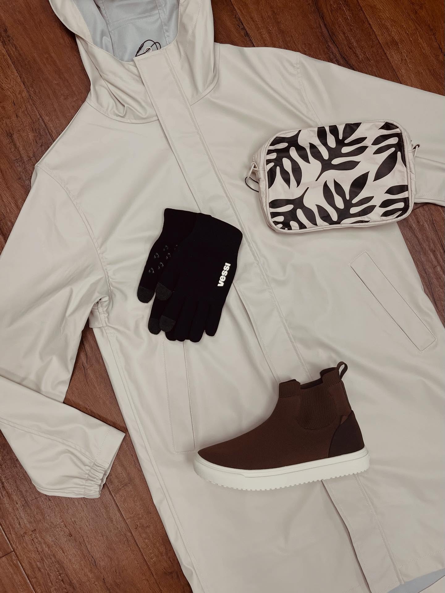 Let it rain!!! There’s so many great products in the shops right now!
Rain Jackets from some great Canadian companies Herschel, Ten Tree and island based company San Poncho!
Footwear from Vessi (we even have some leather boots from Olukai that would also be waterproof)
Accessories from Aloha (designed for the beach, but is rain proof too)!!!!
See you in our shops! ✌️