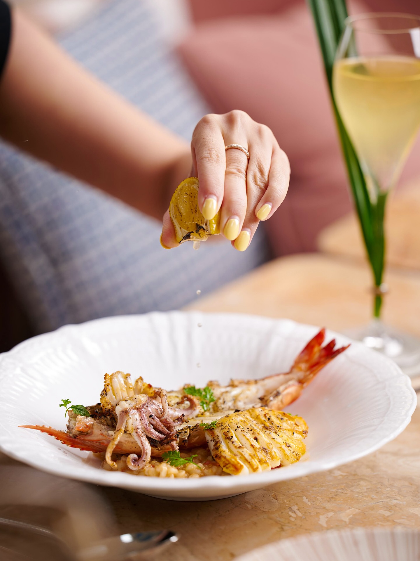 When life gives you lemons🍋, squeeze it to our Grilled Prawn & Squid 🦐🦑 with cherry tomato barley “risotto,” where the bright acidity of the lemon perfectly lifts and balances the natural sweetness of the grilled seafood.
For reservations, click the “Reserve” button on our Instagram profile or visit our website. Walk-ins are warmly welcomed on a first-come, first-served basis. 💕
You may also view our latest menu offerings on our official website.
☎️ +852 2711 8088
🌐 www.medora.hk
📍G/F, 111 Wellington St, Central
#medorahk #chefvickycheng #鄭永麒 #centra