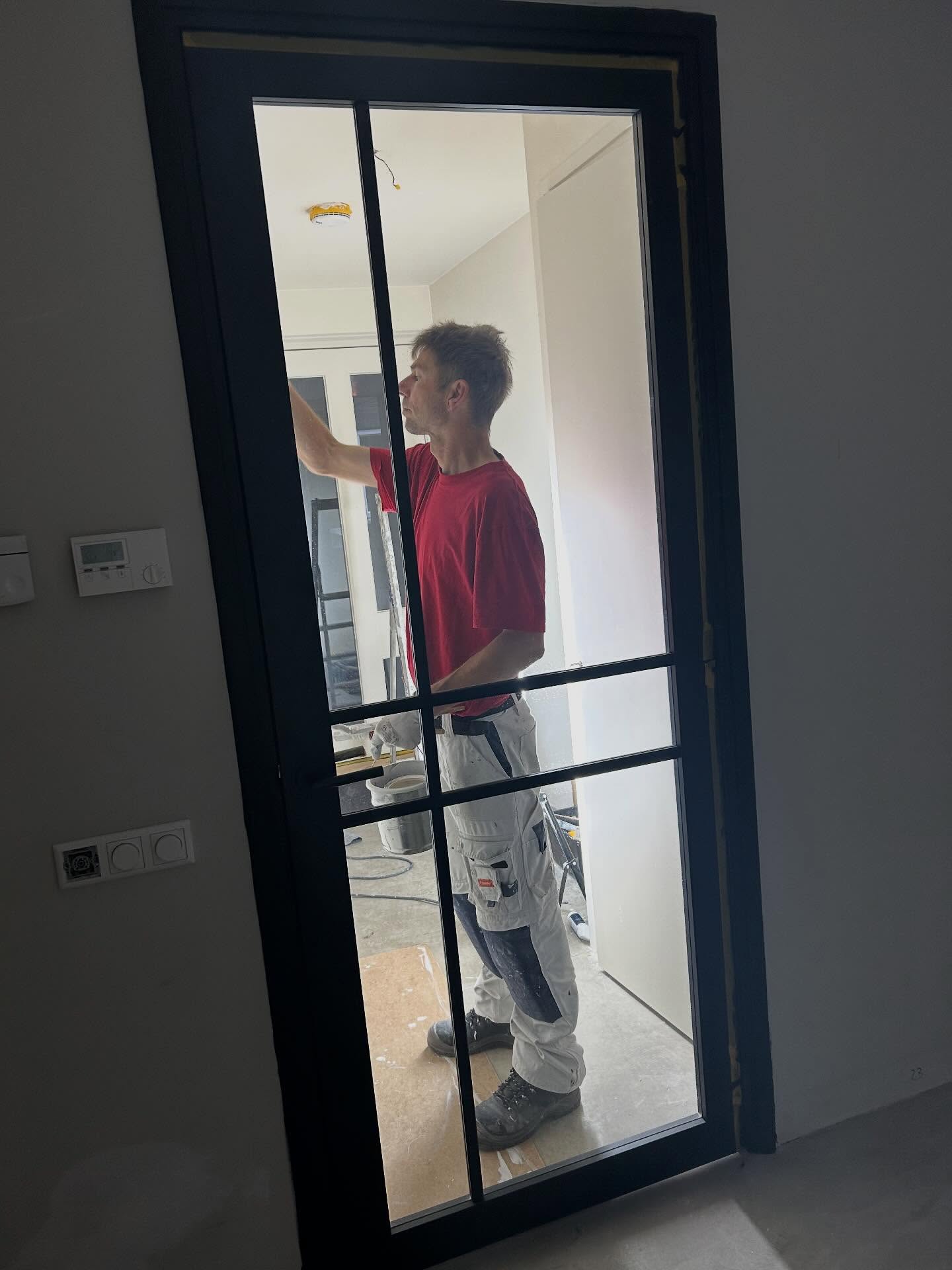 Aan de Trechterbeker zijn wij een bestaande woning aan het verfraaien👌 de stucadoor is gereed en de steellook deuren zijn afgehangen👷momenteel is de schilder druk bezig als de nieuwe vloer aangebracht is gaan wij nog een moderne stalen glaspui plaatsen👊🏻
#metamorfose #stalenkozijnen #upgrade #dalfsen