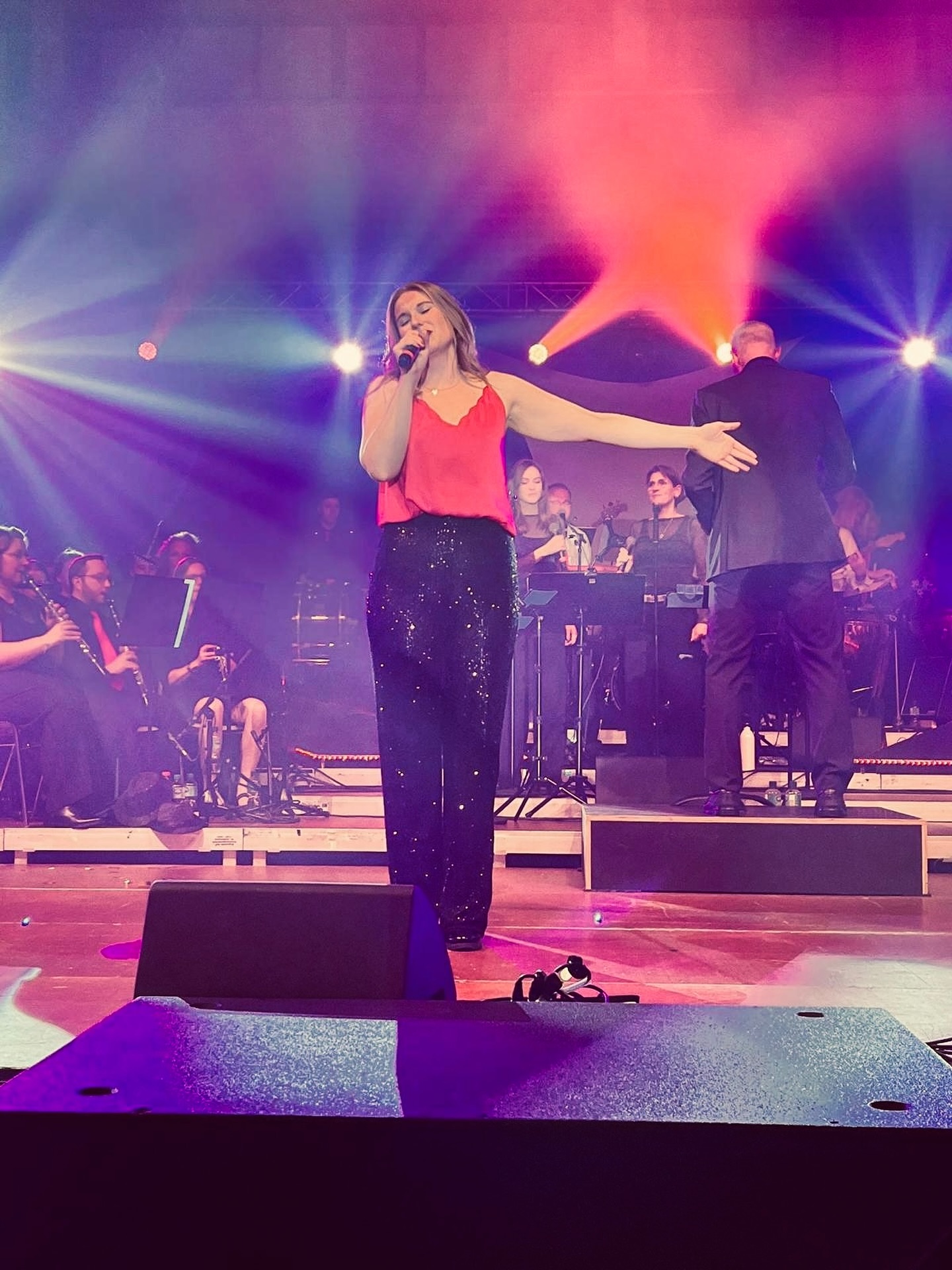 …die Bretter, die die Welt bedeuten. ✨
Auch zwei Wochen nach unserem großen Showkonzert bin ich immer noch total beseelt von diesen beiden Abenden! 🥰
Mit so vielen großartigen Musikern gemeinsam auf der Bühne zu stehen – und nach all den Proben endlich euren Applaus, eure lieben Worte und euer positives Feedback zu hören – war einfach unbeschreiblich. 💫
Ihr habt uns gezeigt, dass sich jede Minute Vorbereitung gelohnt hat. 💪🏻🎶
Ein riesengroßes Dankeschön an alle, die zu diesen beiden unvergesslichen Abenden beigetragen haben! 🤍
#hochzeitssängerin #hochzeitssaengerinchristine #hochzeit #trauung #kirchlichetrauung #standesamtlichetrauung #freietrauung #sängerin #klavier #gesang #hochzeit2025 #heiraten #heiraten2025 #hochzeit2026 #heiraten2026 #weddingsinger #hochzeitsmusik #hochzeitsmusiker #wedding #singer #piano #vocals #weddinginspo #hochzeitsinspiration #hochzeitsinspo #hochzeittipps #weddingtips #hochzeitsplanung #coverband #top40band