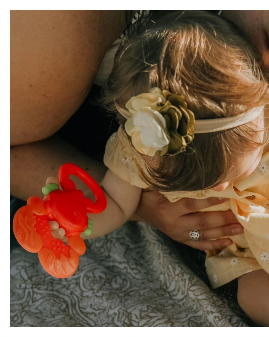 Hace poco estuve con Lucía y su familia y a mi, que queréis que os diga, pero todo este amor siempre me emociona mucho.
Me obsesionan las manos que tocan, porque no se toca a todo el mundo y de cualquier manera, hay tantas formas de tocarse, para dar unas caricias, para reconfortar, para decir no tengas miedo estoy aqui, para sostener, para impedir un peligro, para abrazar fuerte, para dar cosquillas o para peinar una mecha de pelo rebelde,... 💫💛
¿Piensas también que las manos tienen mucho que contar? ¿Harias fotografías de tus manos? Te leo en los comentarios 😊
.
.
.
.
.
.
.
.
.
.
.
.
#annelaurephotography
#fotografialifestyledefamilia
#ilovemyjob
#fotografiadefamília
#fotografialifestyle
#sesiondefamilia
#fotografiainfantil
#fotografialifestyle
#lifestylefamilyphotography
#almuñecar
#nerja
#costatropical
#documentaryfamilyphotography
#malagaspain
#documentaryfamilyphotographer
#feelingmotherhood
#heartfulmagazine