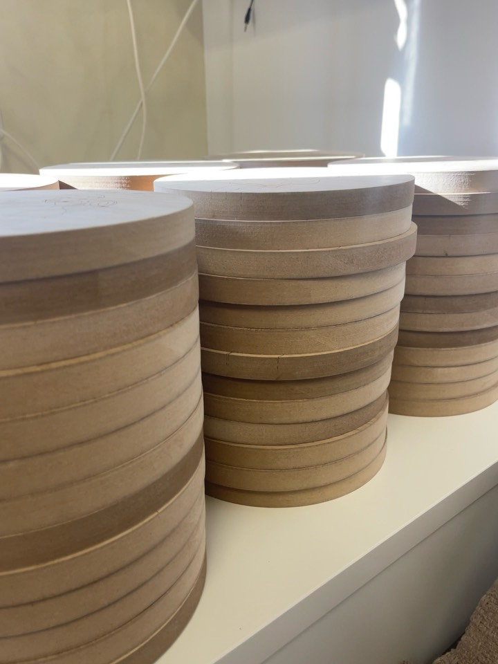  300 איורים בחודשיים!
אז בחודשיים האחרונים עבדנו על כמה הזמנות גדולות מרוכזות שהגיעו סך הכל ל300 איורים.
היה כיף, מרגש, קשוח, מעייף, מספק, הכל מהכל. אך התחושה העיקרית היא- איזו זכות גדולה זו לדעת שהגענו להמון בתים חדשים, שנגענו בלבבות, שנצרנו רגעים מיוחדים ושעשינו טוב לכל כך הרבה אנשים.
מרוב העבודה לא תיעדתי הרבה, אבל חלק מהיופי שיצרנו תוכלו לראות בפוסט ולהשאיר פה את דעתכם💕🧚🏻