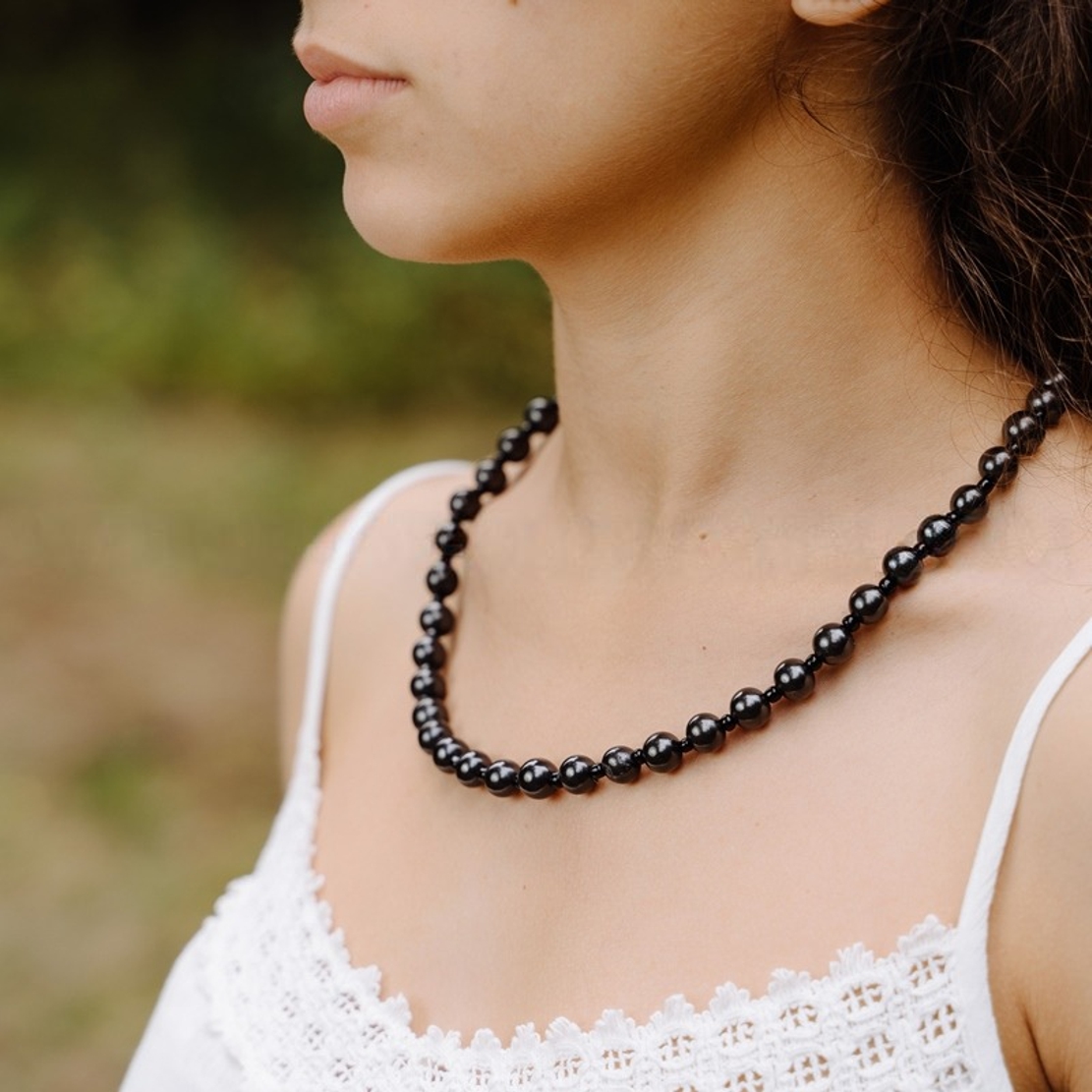 📿✨ Collares de perlas de Shungita — estilo y protección para llevar.
Llegaron los collares de perlas negras de shungita: perlas de 8 mm (acabado pulido), diseño clásico que suma presencia y calma a cualquier look. 🖤
¿Por qué te los vas a querer poner?
• Estética: elegantes, combinan con lo casual y con lo elegante.
• Tacto y calidad: perlas lisas y bien trabajadas, súper cómodas.
• Intención: la shungita viene de Karelia y contiene fullerenos; mucha gente la elige como un recurso simbólico para crear un punto de calma frente al ruido tecnológico. 📶✨
Cómo conseguirlo:
Seguí @ShungiLife
Dejá ❤️ en esta publicación
Mandanos DM para stock, largo y opciones de cierre — hacemos envíos y packaging para regalo. 🎁
Llevá diseño y sentido en la misma pieza. ¿Con cuál outfit lo imaginás? 👀
Tu espacio de bienestar natural.
#CollarDeShungita #PerlasDeShungita #ShungiLife #EstiloConSentido #ProtecciónEMF #JoyeríaConAlma #HechoAMano