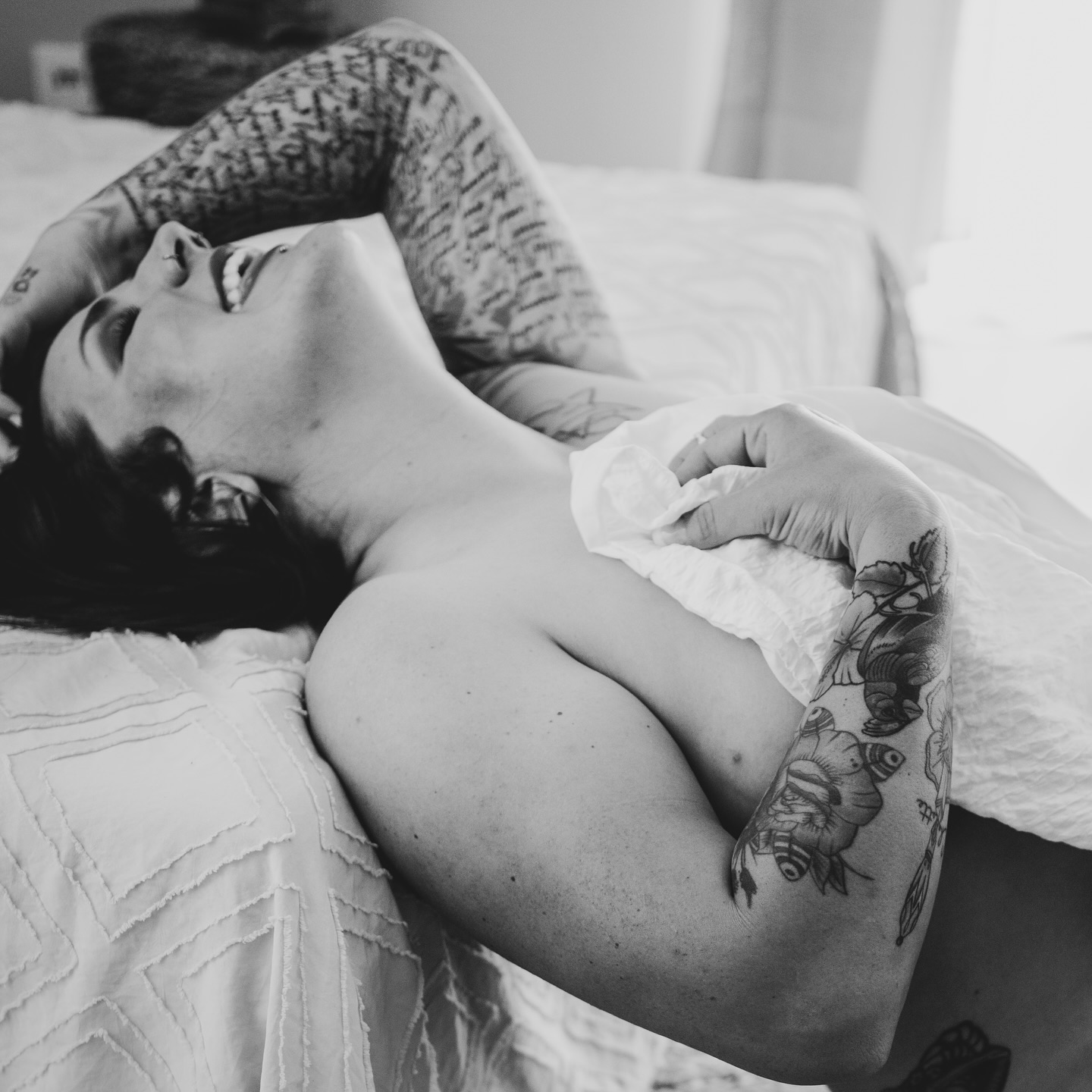 Vielleicht hast du dich lange nicht mehr richtig gesehen.
Nicht im Spiegel, nicht in Fotos – sondern wirklich gesehen.
Boudoir ist nicht einfach nur ein Fotoshooting.
Es ist eine Begegnung mit dir selbst.
Mit deiner Sanftheit. Deiner Stärke. Deinen Kurven. Deinen Narben.
Mit all dem, was dich ausmacht – echt, ungeschminkt, wunderschön.
Ich wünsche mir, dass du dich wieder erkennst.
Nicht so, wie du „sein solltest“.
Sondern so, wie du bist.
💌 Wenn du bereit bist, dich selbst mit liebevollen Augen zu sehen – dann schreib mir.
Lass uns gemeinsam Bilder schaffen, die dich daran erinnern, wer du wirklich bist. 🤍
#boudoirfotografie #boudoirshooting #selflovejourney #selbstliebe #selbstbewusstsein
#bodypositivity #frauenfotografie #loveyourself #echtemomente #authentischsein
#boudoirkoblenz #rheinlandpfalzfotograf #meraStudio #achtsamkeit #selflovephotography
#mutzurselbstliebe #inneresträgt #fühldichschön #boudoirinspiration #womensupportwomen