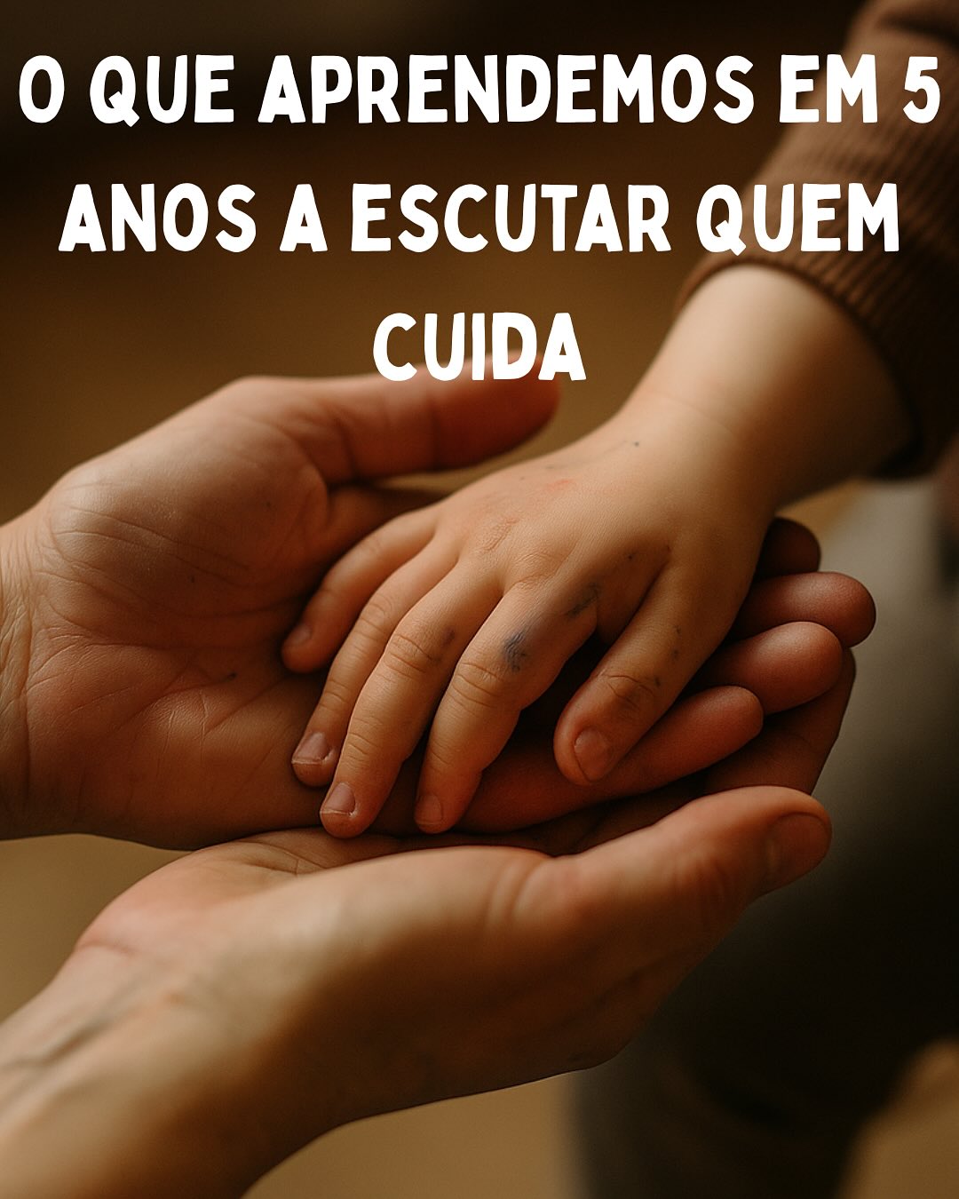 Há conversas que mudam tudo.
Há cinco anos que começámos a escutar quem cuida. Educadoras, auxiliares, mães, cuidadoras. Pessoas que todos os dias seguram o mundo com as mãos e o coração.
E o que descobrimos não foi bonito. Foi real.
Descobrimos um sistema que pede tudo e dá pouco. Que valoriza relatórios, mas ignora o esgotamento. Que fala de qualidade, mas não escuta quem está no terreno.
Mas descobrimos também outra coisa: resistência. Gente boa que não desiste. Que se forma, que se reúne, que partilha, que sonha fazer diferente, mesmo quando tudo conspira contra.
E foi nesse contraste, entre o peso do sistema e a leveza da esperança, que percebemos o que já sabíamos no corpo e presenciámos no real:
Que cuidar é político.
Que o vínculo é revolucionário.
Que presença é o que mais falta, e o que mais cura.
—
Este carrossel não é uma celebração de cinco anos. É um testemunho. É um espelho. É Gratidão a cada uma de vós.
E é também uma pergunta:
O que escutaste tu nestes anos? E o que ainda precisa de ser escutado?
Deixa nos comentários. Queremos escutar-te. 💛