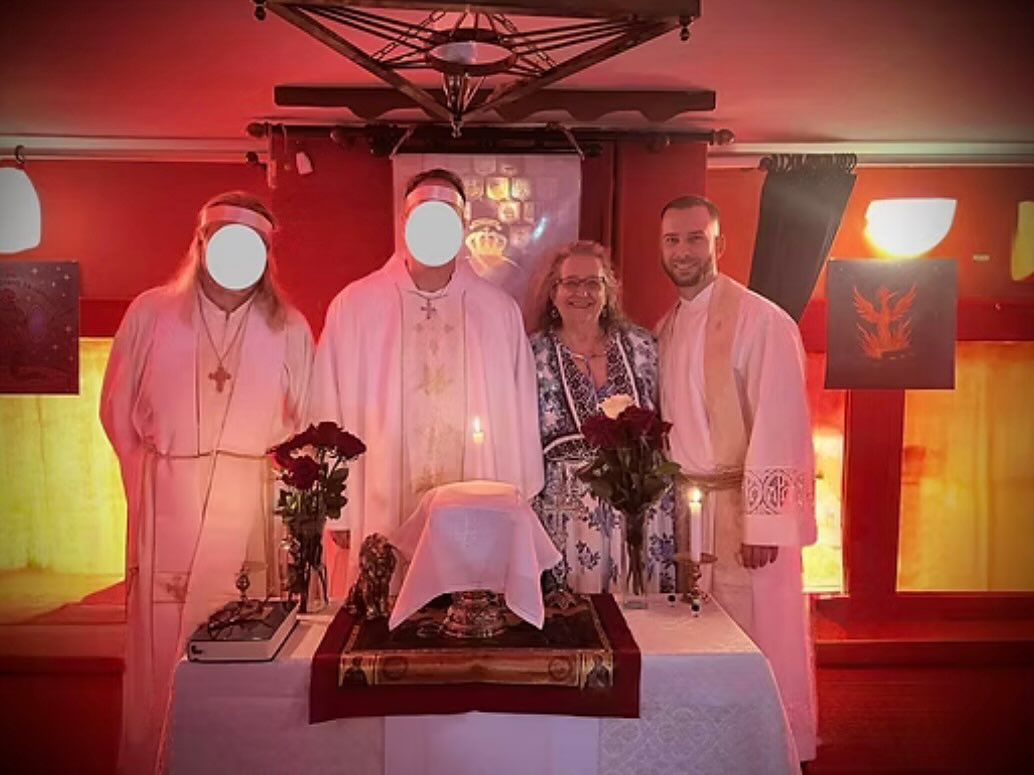 Annonce ecclésiastique -
Chers amis de notre Sainte Église,
C’est avec une joie profonde et un amour fraternel qu’en la fête du Saint Ange Gardien, le 12 octobre 2025, nous avons célébré dans notre Saint Sanctuaire d’Athènes l’ordination de notre cher frère à la fonction sacrée de prêtre de notre Sainte Église Gnostique.
Par la grâce de la Lumière éternelle et sous l’autorité apostolique, il a reçu la bénédiction de célébrer la Sainte Eucharistie (Hiérurgie) et, parmi les autres ministères sacrés, de conférer tous les ordres mineurs, servant fidèlement les Mystères de la Foi.
En ce jour béni, nous avons également célébré le sacrement du baptême par le feu et par l’Esprit, par lequel dix âmes ont reçu le sceau de la lumière et sont nées de nouveau dans l’Esprit, entrant dans la plénitude de la vie divine.
Ainsi, avec gratitude envers le Très-Haut, nous proclamons que la ville sainte d’Athènes est désormais bénie par la présence de deux prêtres, dévoués au service de l’autel et à la pastorale des fidèles.
Que le Saint Ange Gardien guide et protège leur travail sacré ;
Que le Christos de la Lumière Éternelle les fortifie dans la sagesse, l’humilité et l’amour ;
Et que la Paix et la Grâce du Plérôme habitent tous ceux qui travaillent dans la Vigne de la Gnose.
Un grand merci à l’évêque Pamela, évêque du Royaume-Uni, qui a pu se joindre à nous pendant ses vacances et nous honorer de sa présence. 🌹
⸻
Que le Plérôme soit avec vous.
Amen.
✠ Tau Athanasius
Serviteur de la Lumière de la Gnose
Évêque de Grèce et du Texas
L’Église Gnostique Catholique Apostolique (EGCA–EGA)