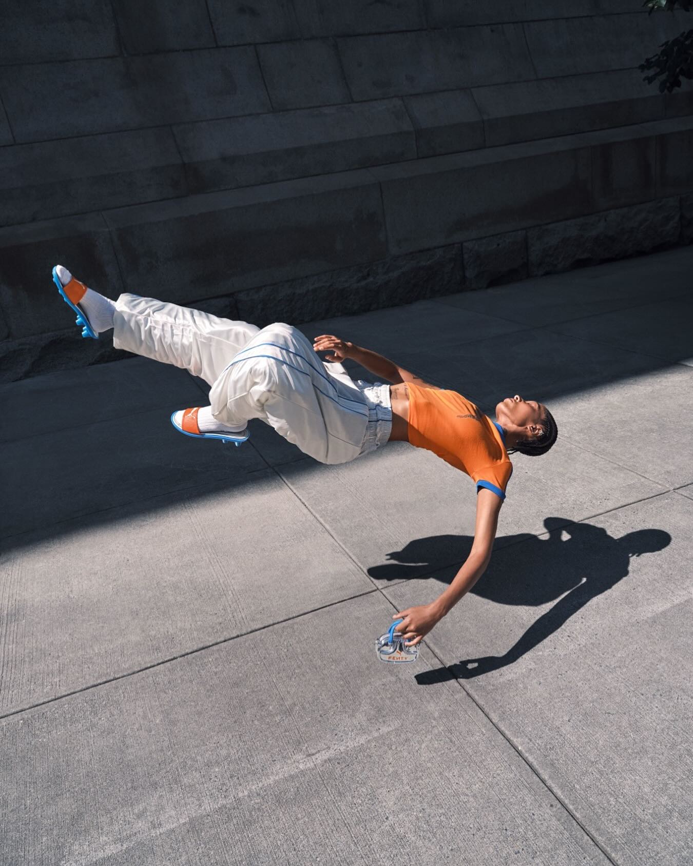 Rihanna transforma o campo em passarela com o novo drop FENTY x PUMA. A coleção revisita a herança do futebol por meio de silhuetas amplas, brilho sutil e cores vibrantes, um exercício de design que une nostalgia e futuro.
Mais do que esportiva, a proposta é estética: uma leitura moderna sobre movimento, leveza e expressão.
Conheça todos os detalhes da coleção e da campanha no link da bio.
#FENTYxPUMA #Rihanna #DesignEsportivo #ModaContemporanea #PUMA #EstiloUrbano #FutebolEEstilo