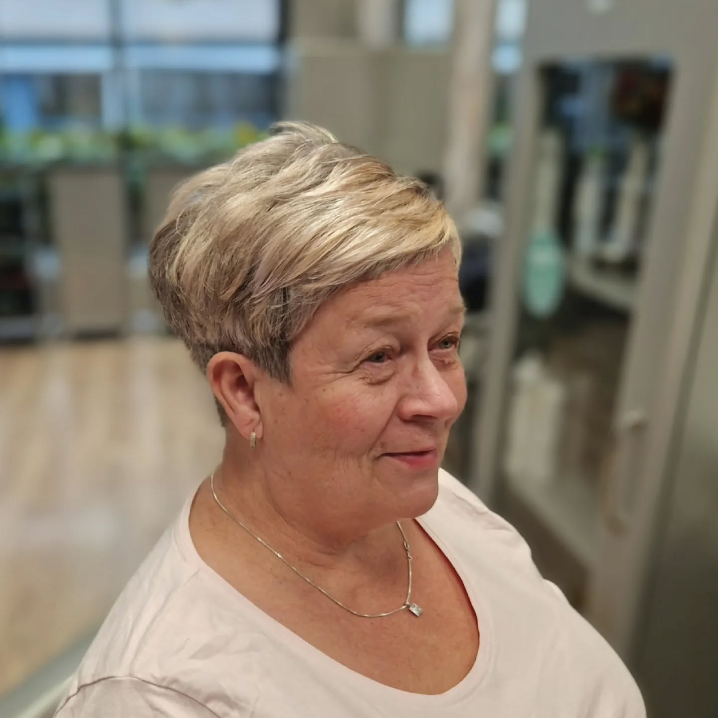 Vaaleat raidat ja mallinmuutos. #pixie #salonpiita