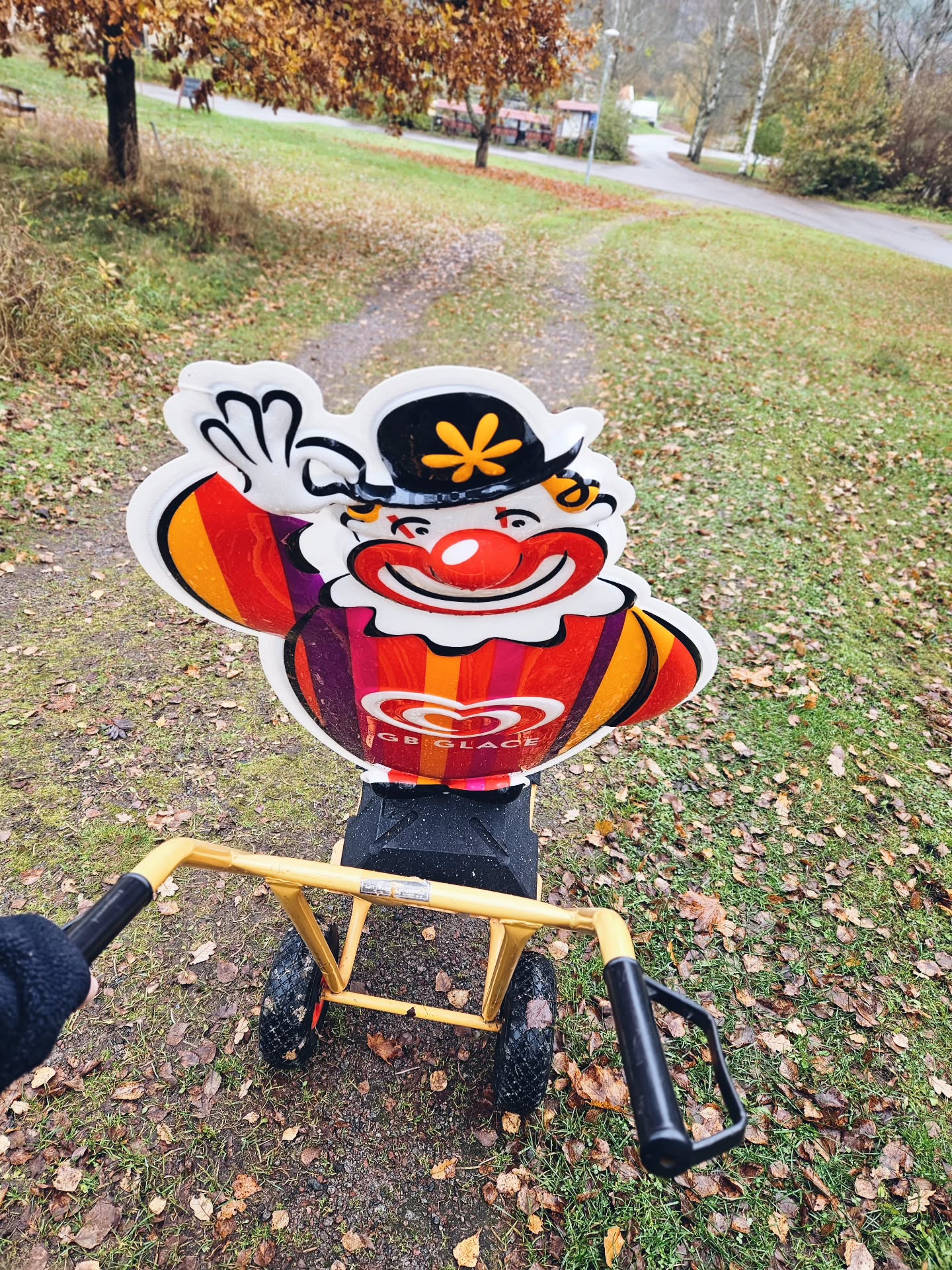 ✨️ GLASS 50% ✨️ UTFÖRSÄLJNING!
Det börjar bli dags för glassgubben att säga tack och hej för säsongen. Men än finns det glass kvar i frysboxen. Därför kör vi 50% rabatt på all glass, tills den tar slut 🍦
Så kom och köp! 🧡
Öppet 8-15 alla vardagar (och lite då och då där emellan). Betala med kort eller swish.
.
.
.
#vassbologiochevent #vassbovandrarhem #glassistoralass #glassäsong #höstpåvassbo #glasspåvassbo #gbglass #gbglace #stfturist #visitdalarnasweden #alltidglassväder