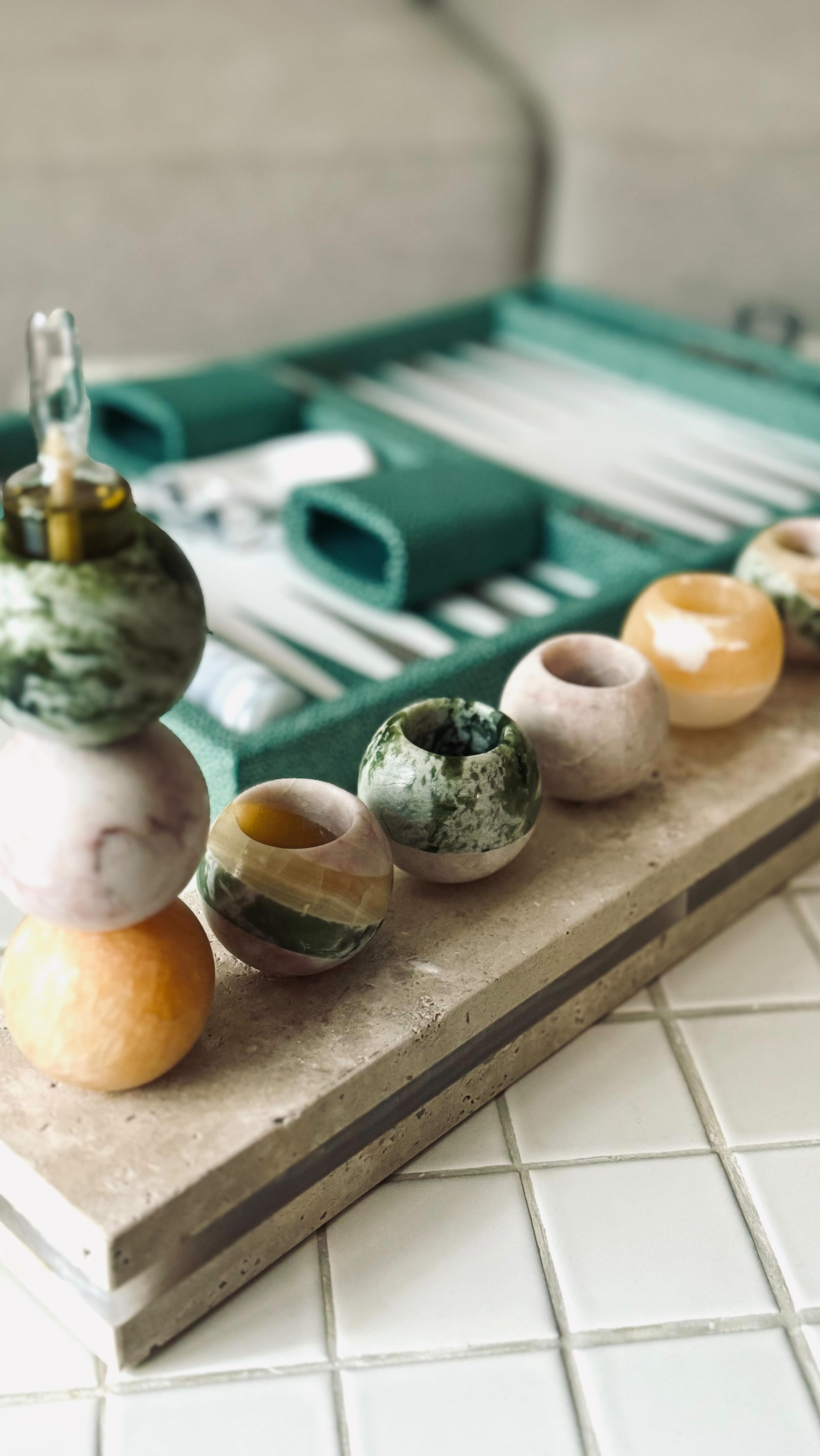 ✨ On oublie souvent à quel point cette hanoukia est imposante, 50 cm de long, une vraie sculpture.
Pensée pour durer, elle habite la pièce bien au-delà de la fête : un objet d’art, plus qu’un rituel.