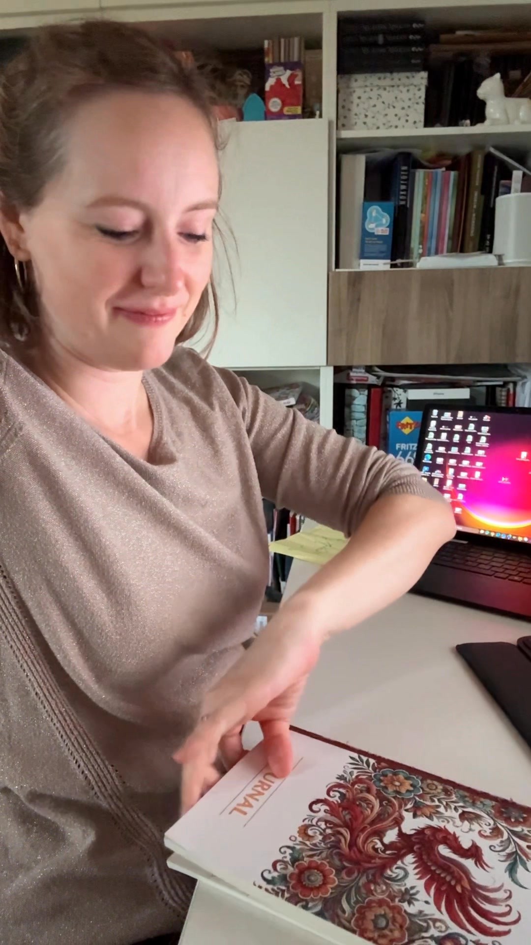 Never loved a notebook that much – this Phoenix is more than paper, it’s pure inspiration.
Werbung: Auf amazon erhältlich. Link im Bio.
#bookstagramdeutschland #organisation #checkliste #träume #weihnachtsgeschenkefürfrauen #weihnachtsgeschenke #lebenmitkindern #familienzeit #geschichten #reisetagebuch #diary #journaling #journalideas #bücher #gedankenkraft #schreibenmachtglücklich #geburtstag #geschenke #notizenliebe #notes #journal #geschenkidee #tagebuch #ideen #notizen #schreiben #schreibenistliebe