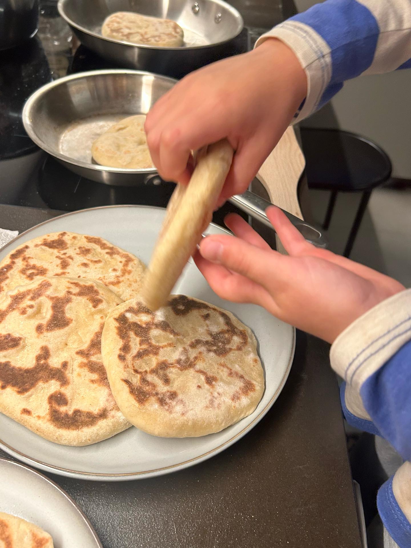 October so far 🍂🍲🧁👶
Après des semaines bien chargées, on a fait une petite pause … surprise à la dernière photo !
1. Cheese naan 🫓
2. Plats mijotés 🍜
3. Chocolate and nuts 🍫
4. Sauce kiklak💥
5. Naan in the making
6 & 7. Magie de l’automne ✨
8. Muffins 🧁
9. Capucines du potager
10. Nouvelle présentation pour nos cinema nights 🍿
11. Dégradé de fleurs de bourrache
12. Baby number 3 🥹🥰
Reprise cette semaine en douceur ✨🫶