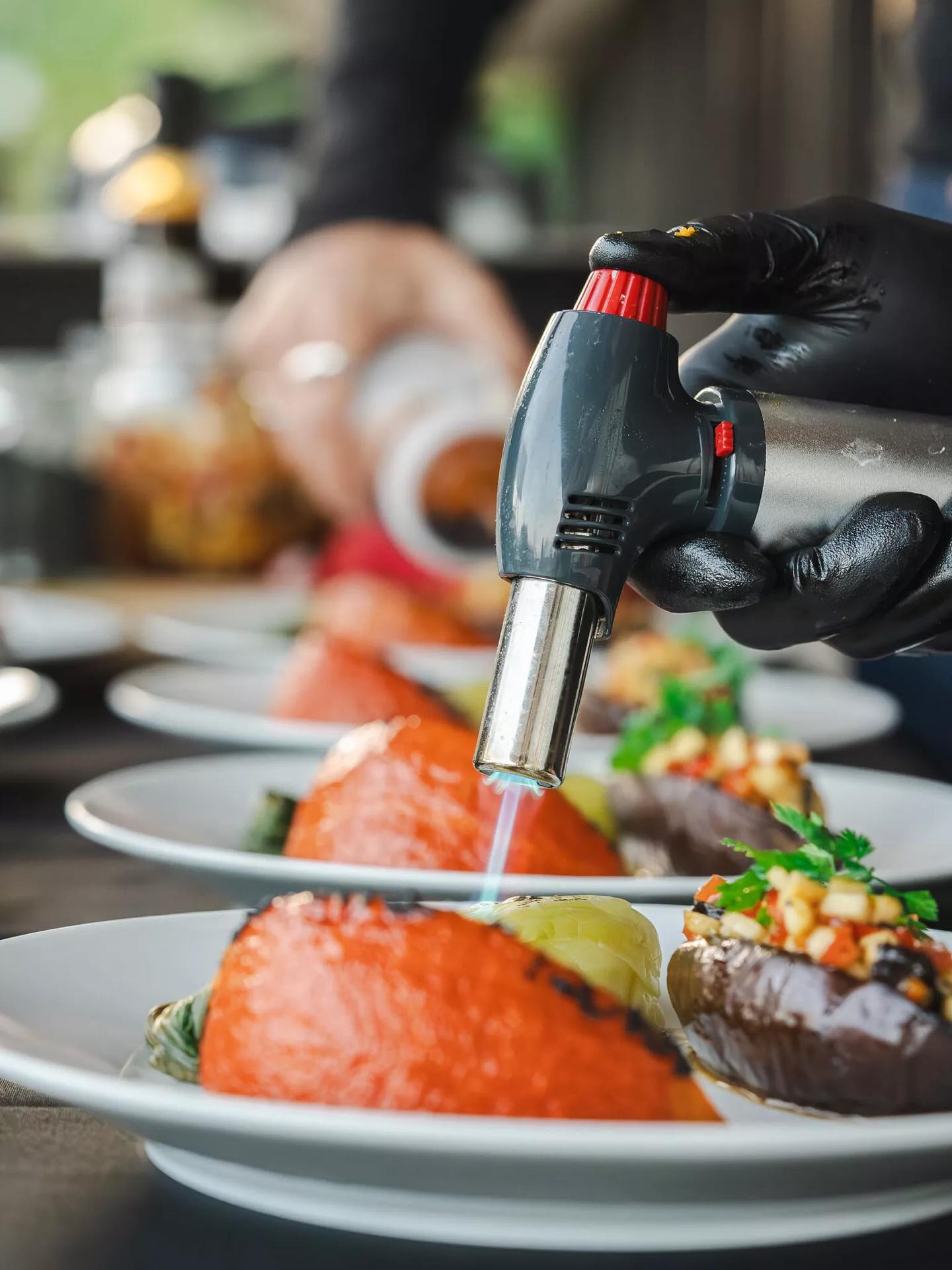 Table éphémère : les lieux du sport 🏀
Au menu basket végétal au cœur 💚 :
🏀 Amuse bouche - règle des 24 secondes
Duo ballon
Paõ gruyère et pickle de moutarde spiruline
Mochi paprika patate douce
🏀 Entrée - panier à 1 point
Velouté tomate safran
Raviole tofu pruneau
Tahini noir
🏀 Plat - panier à 2 points
Potimarron sésame noir
Riz noir mirin
Aubergine laquée, sauce vierge estivale & échalote noire
Réduction panang carotte
Pak choï grillé
🏀 Dessert - panier à 3 points
Panier tuile amande
Crème pâtissière verveine
Abricot confit
Une super expérience avec bonne humeur, gourmandise et complicité au rdv! Un grand merci @lausanneatable et @villedepully pour cette belle collaboration ! 🫶
📸 Merci pour les photos stylées @intuifilm 😎