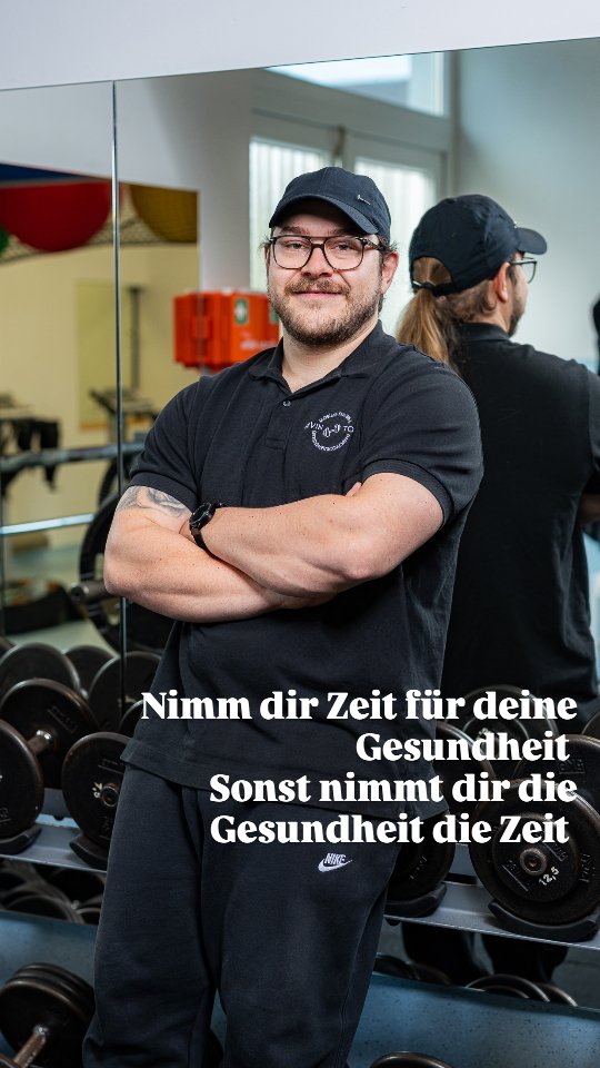 Es geht nicht mehr darum, wie alt wir werden, sondern wie wir alt werden. Altern lässt sich nicht stoppen – aber wir können beeinflussen, wie wir uns dabei fühlen, bewegen und leben. Regelmäßiges Krafttraining bremst den Abbau, hält dich belastbar und gibt dir länger Unabhängigkeit im Alltag.
Warum Kraft?
Mehr Muskulatur = bessere Gelenkführung, stabilere Haltung, weniger Zipperlein. Nebenbei profitieren Knochendichte, Insulinsensitivität und oft Schlaf & Stimmung.
Balance & Mobilität:
Gleichgewicht, Koordination und Beweglichkeit senken Sturzrisiken und machen dich im Alltag wendiger – ein paar gezielte Übungen pro Woche reichen.
Was realistisch ist:
1–2× pro Woche gut geplantes Krafttraining mit allmählicher Steigerung. Fokus auf Grundmuster: Kniebeuge-Varianten, Drücken/Ziehen, Hüftstreckung, Rumpfspannung. Ergänzend: Alltagsbewegung und kurze Cardio-Impulse.
Schmerz & Beschwerden:
Training ersetzt keine Diagnose, kann aber belastbarer machen und Beschwerden reduzieren – mit kluger Übungsauswahl und dosierter Progression.
Ernährung & Regeneration:
Genug Protein, Flüssigkeit, Schlaf. Kleine Routinen helfen: fester Termin, kurz Fortschritte notieren, Technik gelegentlich checken.
Am Ende zählt Lebensqualität – heute und morgen.
„Nimm dir Zeit für deine Gesundheit – sonst nimmt dir die Gesundheit die Zeit.“
—
#GesundÄlterWerden #Krafttraining #Prävention #Balance #Mobilität #Lebensqualität #RegelmäßigStattExtrem #Prien #Chiemgau