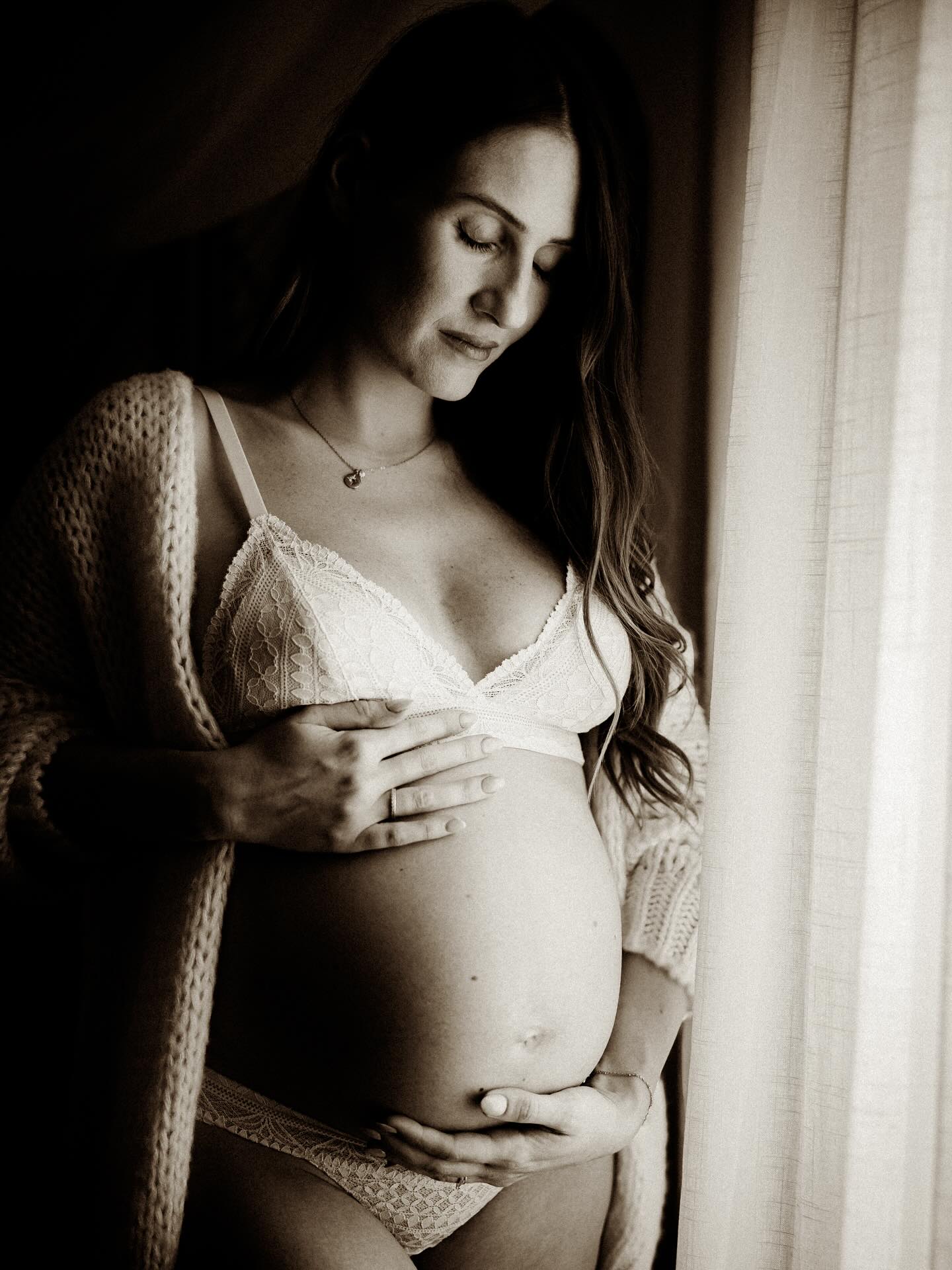#seancegrossesse
Des instants vrais, remplis d’amour.
Juste une future maman et toute la magie de ce moment en Noir&Blanc. 🖤
📸 Elodie.B - Photographie 🪩
Photographe basée en Seine-et-Marne & IDF.
Mariage, Maternité, Naissance & Famille.
🌐 www.elodiebphotographie.com
@elodie.bphotographie
elodie.b-photographie@outlook.com
#photographe77 #photographeseineetmarne #photographeiledefrance #photographemariage #photographemariage77 #photographematernite #photographematernite77 #photographegrossesse #photographegrossesse77 #photographeparis #shootinggrossesse #shootingbebe #shootingnaissance #shootingnaissance77 #shootingmaternite77