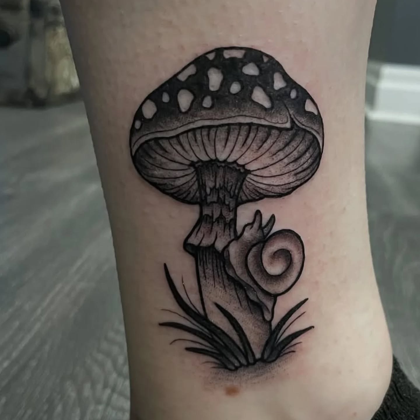 A few recents by @kristenptattoos !
She has availabilities for custom drawn pieces or pick from some of her amazing flash, she also loves script!
#tattoos #tattooshop #blackandgreytattoo #courticetattoos #claringtontattoos #scripttattoo