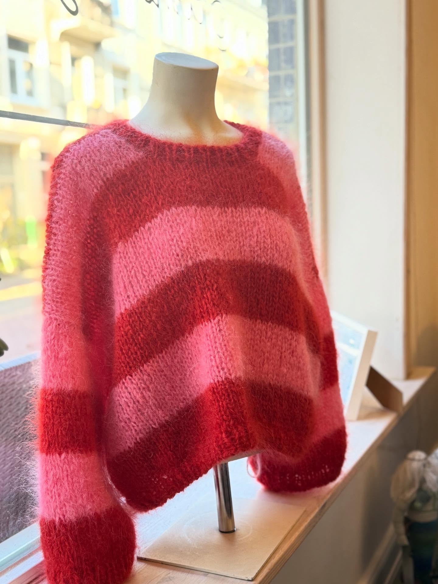 Zuckersüß und federleicht 🍓🍒 💕
Unser aktuelles Lieblingsstück im Schaufenster:
Ein fluffiger Oversize-Pullover aus @sandnesgarn #ballerinachunkymohair , doppelfädig gestrickt in Streifen aus Himbeer- und Erdbeerrosarot.
Die Anleitung ist von @sandnesgarn , leicht abgewandelt von Isabelle – mit Rundhals statt V-Ausschnitt.
Das Original ist uni, hier konnte jemand der Streifen-Kombi einfach nicht widerstehen, zum Glück 😍
📍Garn & Farbkombi findest du natürlich bei uns im Laden.
#seemannsgarnhamburg #sandnesgarn #ballerinachunkymohair #strickliebe #mohairlove #handmadefashion #strickenmachtglücklich #slowfashion #knittinginspiration #hamburgstrickt