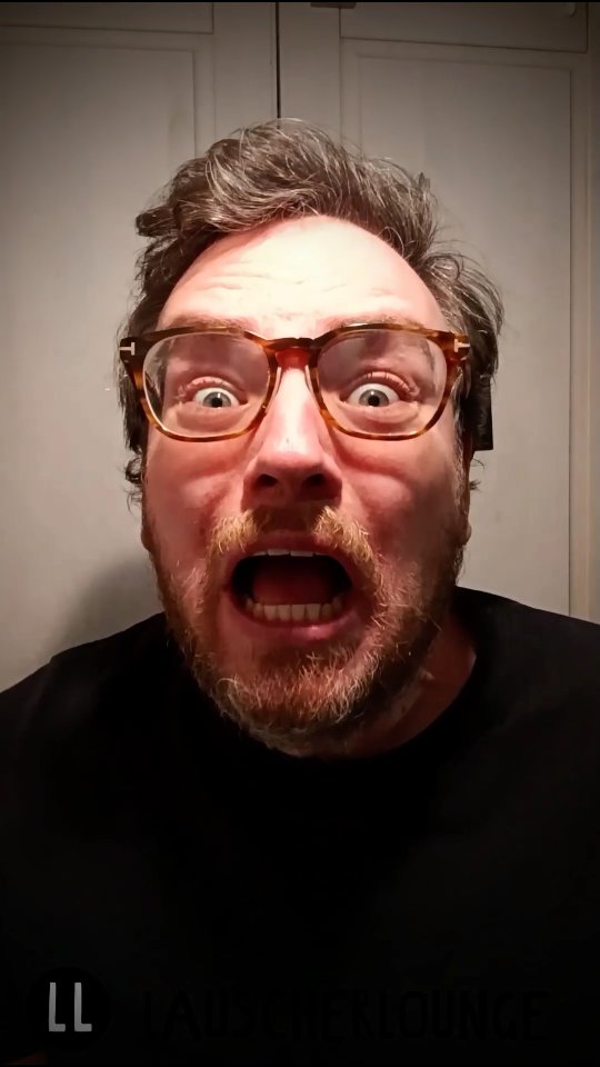 Die drei ??? Der Phantomsee 2025! #2
Letzten Monat durfte ich ein Teil der Mitmachtour 2025 sein, ich habe im ausverkauften Circus Krone vor über 2000 Zuhörenden neben Oliver Rohrbeck als Justus Jonas und 7 weiteren fantastischen Sprecherinnen und Sprechern auf der Bühne gestanden und die Rolle von Cluny Gunn übernommen!
Vielen Dank an alle, das gesamte Team und alle die zugehört und zugeschaut haben!
Es war ein fantastischer Abend!
Hier hört ihr jetzt mal einen weiteren kleinen Ausschnitt daraus.
Weil's keine Kamera gab hab ich es mal höchstprofessionell nachgespielt, was ich live gemacht habe.
📸 ©Zoe Kittler/Lauscherlounge
@elsazui @lauscherlounge
@dreifragezeichen.de
#diedreifragezeichen #phantomsee