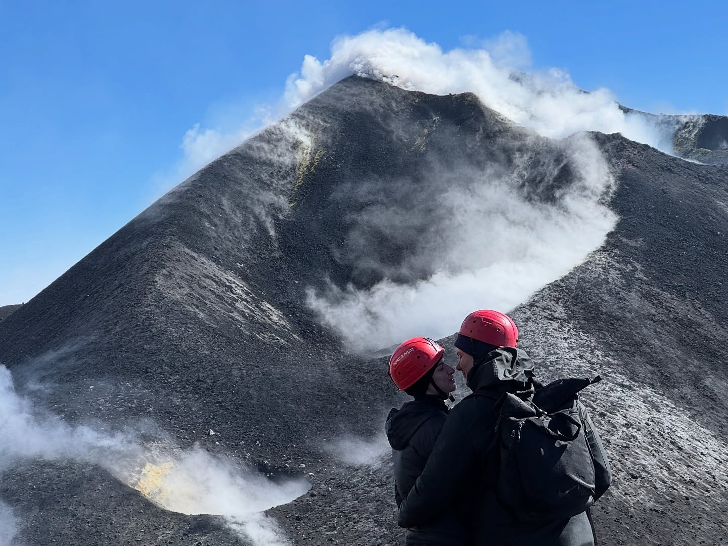 #Etna Central Craters • South Side 🌋❤️
👉 Info/Prenota
🌍 https://www.etnative.com/etna-cratere-centrale
☎️ +393780861560
Ⓜ️ etnativo@yahoo.it