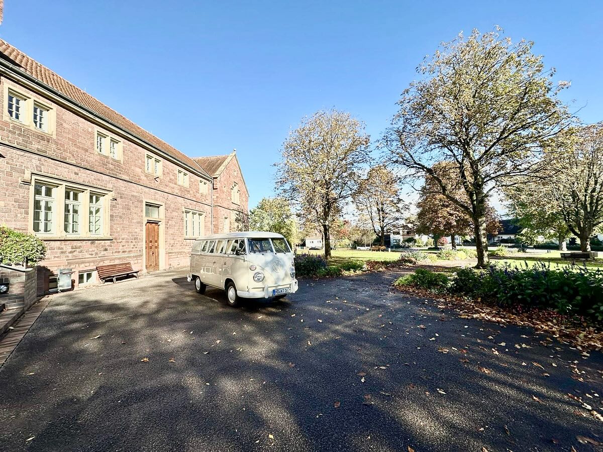 🍂 Herbsthochzeit zum Verlieben 🍁
Der Herbst hat einfach seinen ganz eigenen Zauber, oder? ✨
Wenn die bunten Blätter im Wind tanzen und alles in warmen Farben leuchtet, liegt pure Romantik in der Luft. 💫
Gerade jetzt eignet sich die Jahreszeit wunderbar, um „Ja“ zu sagen – ganz cozy, natürlich und voller Gefühl. 🤎
Unser Bulli fügt sich dabei so harmonisch ins Bild, dass jedes Foto zum kleinen Kunstwerk wird. 🚐💍
Lasst euch vom Herbst verzaubern und feiert die Liebe in ihrem schönsten Licht! 🍁✨
#Herbsthochzeit #BulliLiebe #Hochzeitszauber #BohoWedding #AutumnVibes #JaSagen #Hochzeitsinspiration #LoveIsInTheAir #WeddingDreams #Hochzeitsdienstleister #deinbrautauto #walldorf