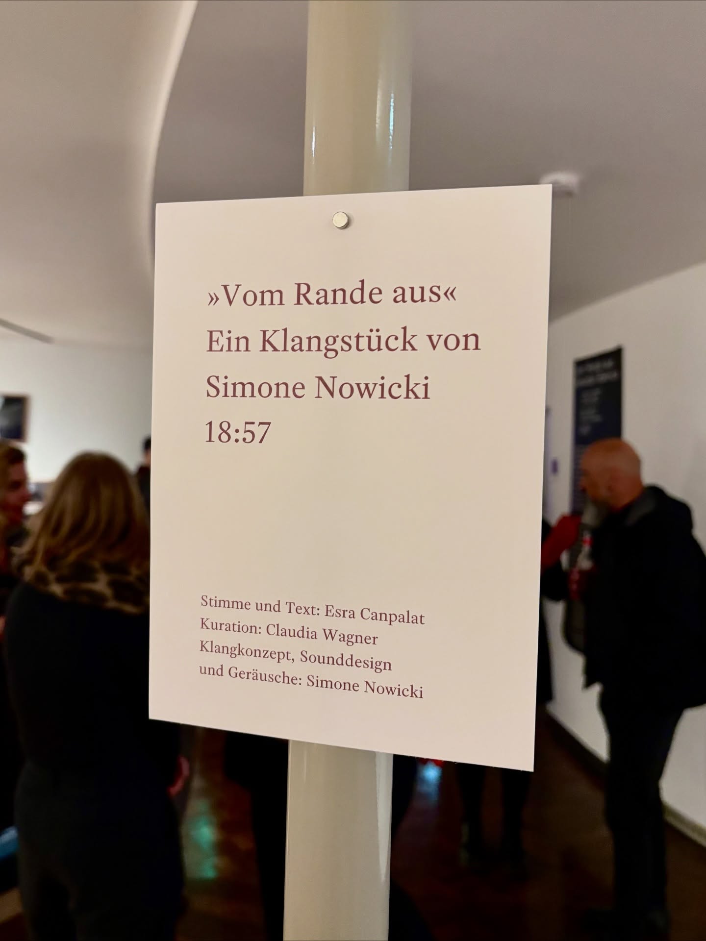 I did a thing. Gestern Abend wurde im @stadt_raum_mkk die Ausstellung „Vom Rande aus“ eröffnet.
Mein Klangstück trägt denselben Titel und begleitet die Texte von @asya_long mit ihrer Stimme und meinen Geräuschen.
Danke an all die wunderbaren Menschen, die diesen Abend möglich gemacht haben – an Esra Canpalat, @f.kurceren , @asli.oezdemir , @inter.kultur.ruhr und das ganze Team vom @mkk_dortmund .
Und ein besonderer Dank geht an die großartige @claudia.wagner.ruhr – ohne dich wäre das alles nicht möglich gewesen.
Vom Rande aus
Texte und Fotografien von Esra Canpalat und Fatih Kurçeren
Klangkonzept, Sounddesign und Geräusche: Simone Nowicki
STADT_RAUM MKK, 24.10.2025 – 18.1.2026