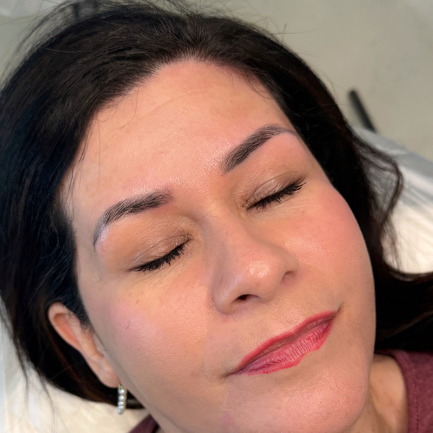 This is 6.5 years WITHOUT a touchup 🤪 what I love is that her shape is still there and healed throughout the years with no funky color! Shape isn’t as defined, color is obviously faded…but nothing a touchup can’t fix! ⚒️ 🙌❤️🔥
.
Ombré Powder Brows
• $550 (includes touchup in 6-8 weeks).
•Corrections/previous work from another artist are +$50.
•$100 deposit to schedule an appointment.
• Current clients, touchups are $250.
• If you’ve had previous work done by another artist please send a clear picture prior to scheduling.
• Appointment duration is approximately 2-2.5 hours.
• Topical anesthetic applied, minimal discomfort.
• Brows heal approximately 30-40% lighter and slightly thinner.
• Please read cancellation, late, and no show policy.
• Click “book” to schedule your appointment! Physical and E-Gift cards are also available!
.
.
.
#PowderBrows
#OmbreBrows
#Combobrows
#nanobrows
#PermanentMakeup
#BrowShading
#CosmeticTattoo
#PowderBrowTechnique
#BrowArtistry
#SoftPowderBrows
#EyebrowTattoo
#PowderBrowSpecialist
#Microblading
#SemiPermanentMakeup
#BrowMicroblading
#EyebrowDesign
#PerfectBrows
#BrowTransformation
#BeautyTips
#BeautyHacks
#NaturalBeauty
#BeautyInspiration
#LocalBusiness
#Covinabusiness
#downtowncovinabusiness
#SupportLocal
#CommunityBusiness