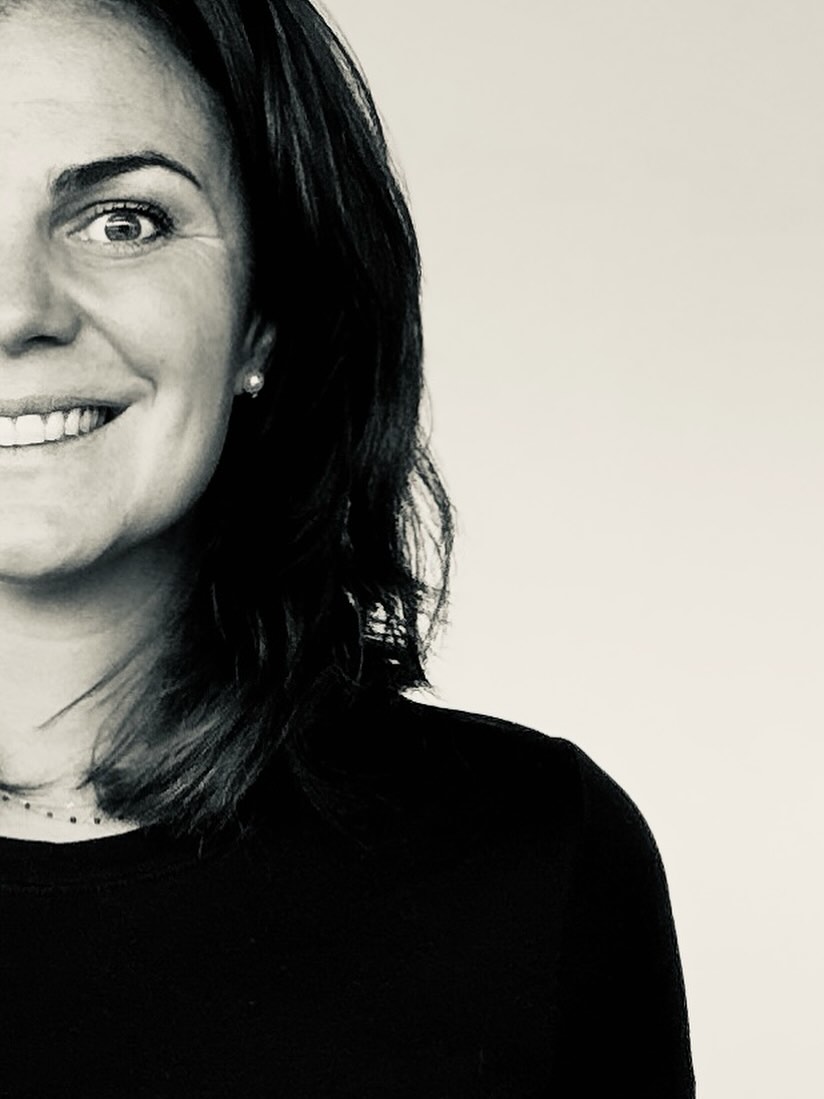 Présentation.
Elle, c’est Delphine. Directrice d’Electro Painters SA depuis 2017. Passionnée, déterminée, mais surtout bien accompagnée par ses 15 collaborateurs 365 jours par an dans ses idées et chantiers les plus fous. Son mot d’ordre: easy. Ce qu’elle n’aime pas: le sucre dans son café.