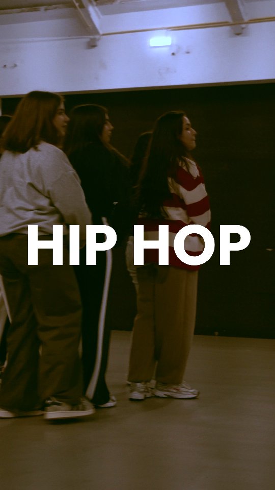 Venham experimentar uma aula de Hip Hop com a prof @joanagomess__ 💥
Para várias idades, dos kids aos teens, encontra a tua turma e junta-te a nós 😊