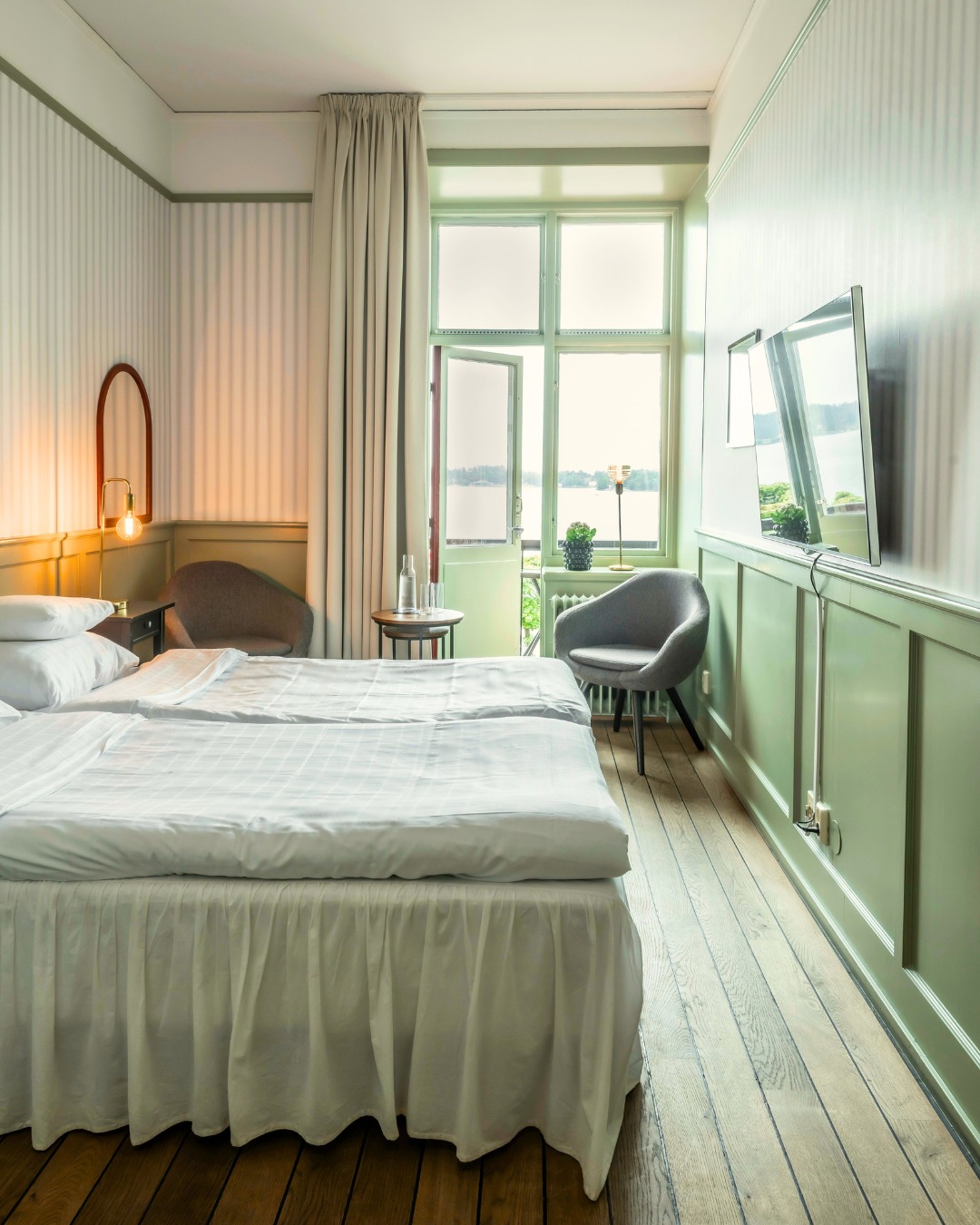 ✨ Checka in, koppla av, repeat.
Rummet är redo; fluffigt, varmt och perfekt ljussatt.
Du behöver inte göra något alls. Bara njut.
Havet väntar utanför fönstret, men lugnet bor här inne. Boka idag.