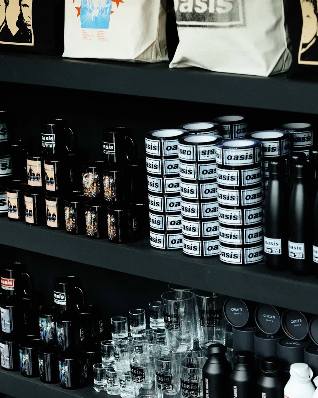 La Oasis manía está a punto de comenzar, y después de una larga espera @adidascl ya tiene una vista previa en su web la colección en colaboración con la banda. Disponible desde el 04 de noviembre en adidas.cl/oasis y en la tienda Adidas Originals MUT.
Pero eso no es todo. Desde el 06 de noviembre se confirma la apertura de la Fan Store oficial de Oasis Live ‘25 en el Mercado Urbano Tobalaba (MUT), con merchandising exclusiva de la gira. El acceso será con entrada liberada y si quieres asegurar tu visita y evitar aglomeraciones, la organización ha habilitado un sistema de inscripción previa en oasis.seetickets.com/content/ticket-options/
📌 MUT (Mercado Urbano Tobalaba) se ubica en  Apoquindo #2730, Las Condes (Estación Tobalaba)
📸 5: https://themanc.com/
#Oasis #OasisEnChile