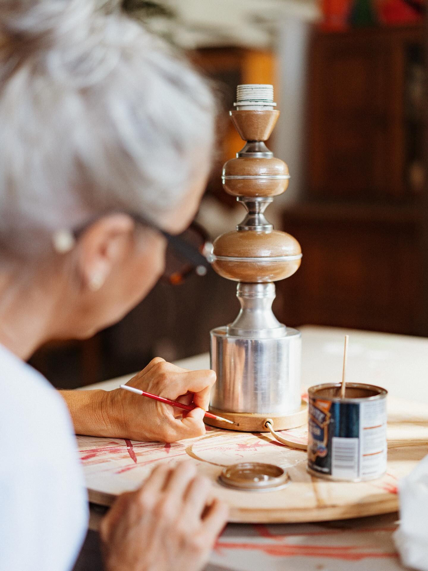 Animée par la passion, Aurélie insuffle une nouvelle vie au mobilier ancien. Ses créations mêlent audace et respect du passé pour offrir une décoration vintage, unique et écoresponsable.
J’ai eu un immense plaisir à photographier son univers et à mettre en lumière tout son savoir-faire.
@lartisanedecore
#reportagephotoprofessionnel #renovationmeuble #meublevintage #broc #meublerenovation #mobilierancien #savoirfaire #photographeprofessionnel #seancephotopro #seancephotovintage #photographenimes #photographemontpellier