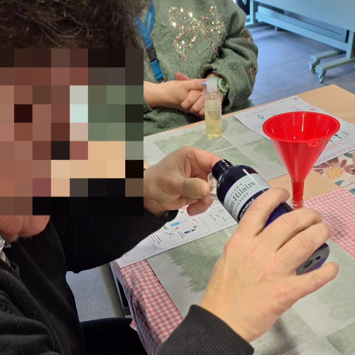 🧴 Atelier socio-esthétique à l’ESAT Anaïs – Joué-lès-Tours
Un beau moment autour de l’hygiène du corps et de la création d’un gel douche 🌿💜
Merci aux participants pour leur enthousiasme !
#socioesthétique #soimaime #esatanais #bienêtre #inclusion