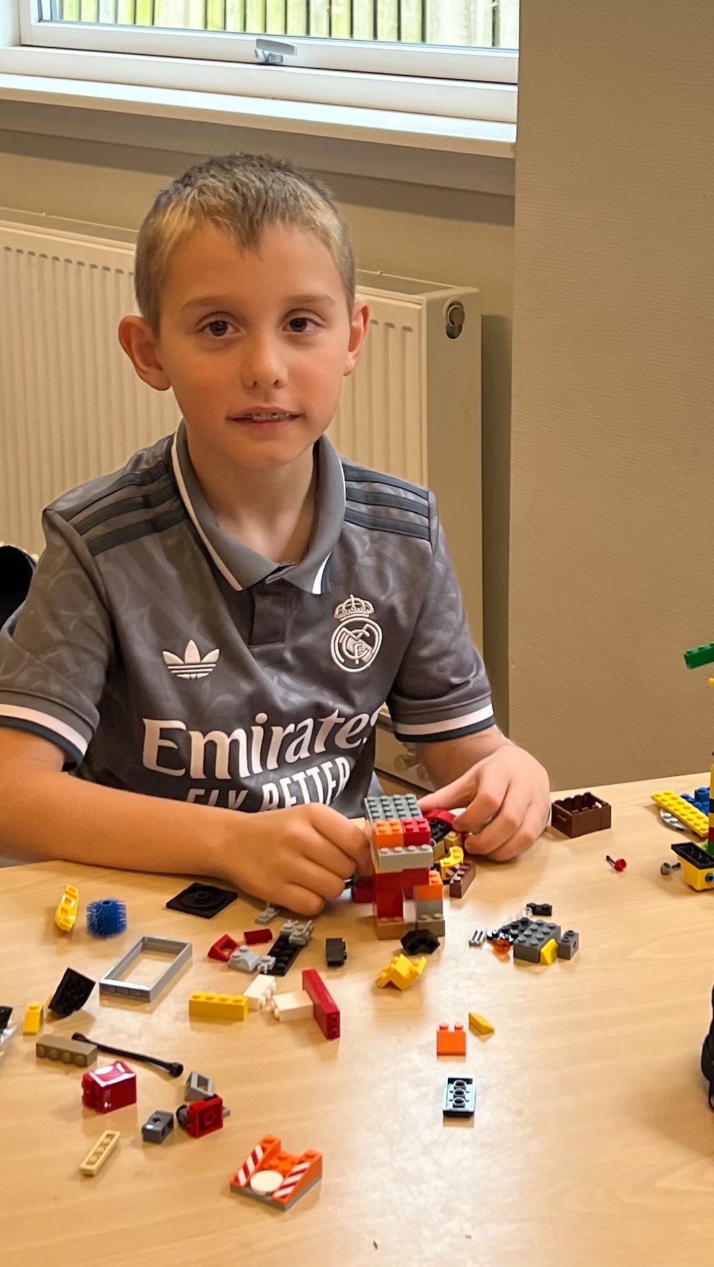 HVOR HELDIGE ER VI LIGE - sådan at få lov at lege med LEGO en hel skoledag 😅
Ok, lege er måske så meget sagt 🫣 For der var faktisk en mening med galskaben:
I 3. klasse arbejder vi nemlig med biodiversitet lige nu - og på fagdagen i dag, brugte vi vores timer og LEGOs ‘Build The Change’ til at lære om dyrs levevilkår og habitus, hvor vi brugte LEGO-klodserne til at udvikle på gode steder for bier at bo og leve 🐝🍯
Eleverne var mega kreative og gav den max gas med en masse kreative og brugbare byggerier, som vi er sikre på, bierne vil elske 😃🏡🏰🏣
#Fagdag #3klasse #LEGO #LEGOBuildTheChange #BuildTheChange #Biodiversitet #Læring #KreativLæring #Friskoleliv #Fællesskab #Friskole #HerningFriskole #EtGodtStedAtLæreVæreOgVokse