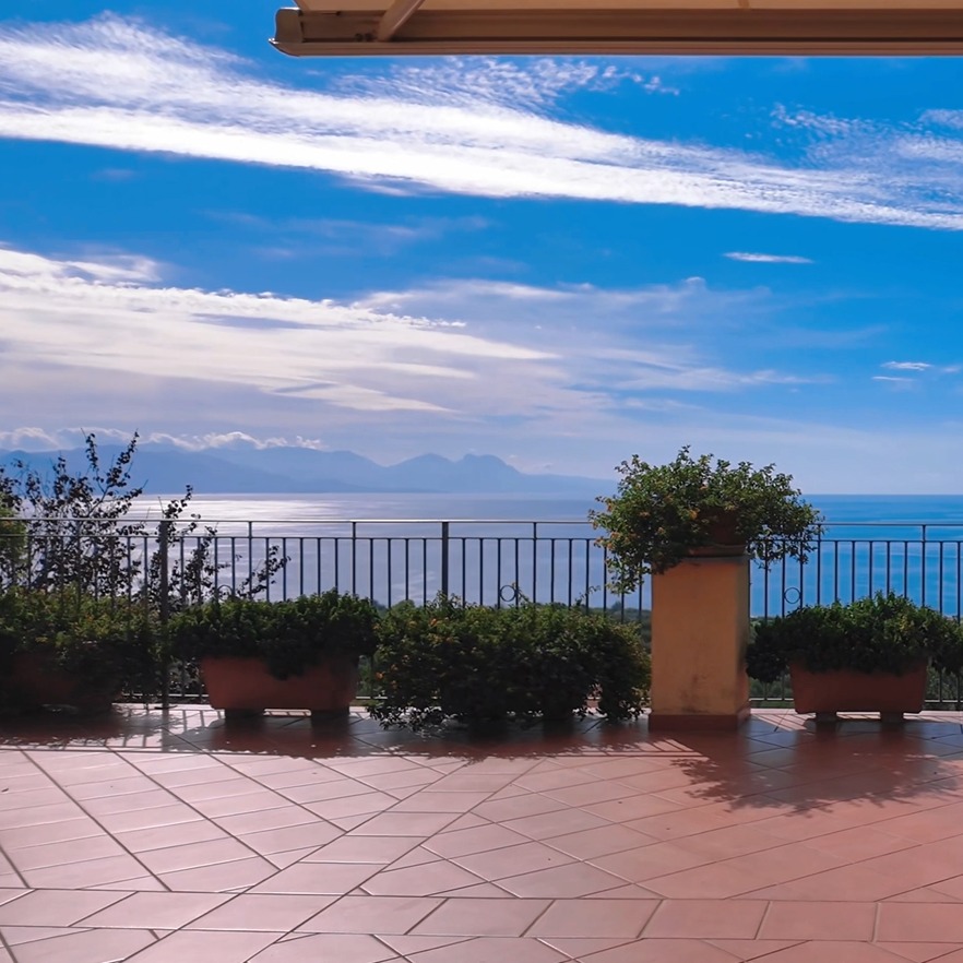 Sea-view villa in Santa Marina Campania
Modern style, endless horizon, 7 minutes to the beach 🌊✨
€610,000
#ItalyRealEstate #SeaViewVilla #SantaMarina #GulfOfPolicastro