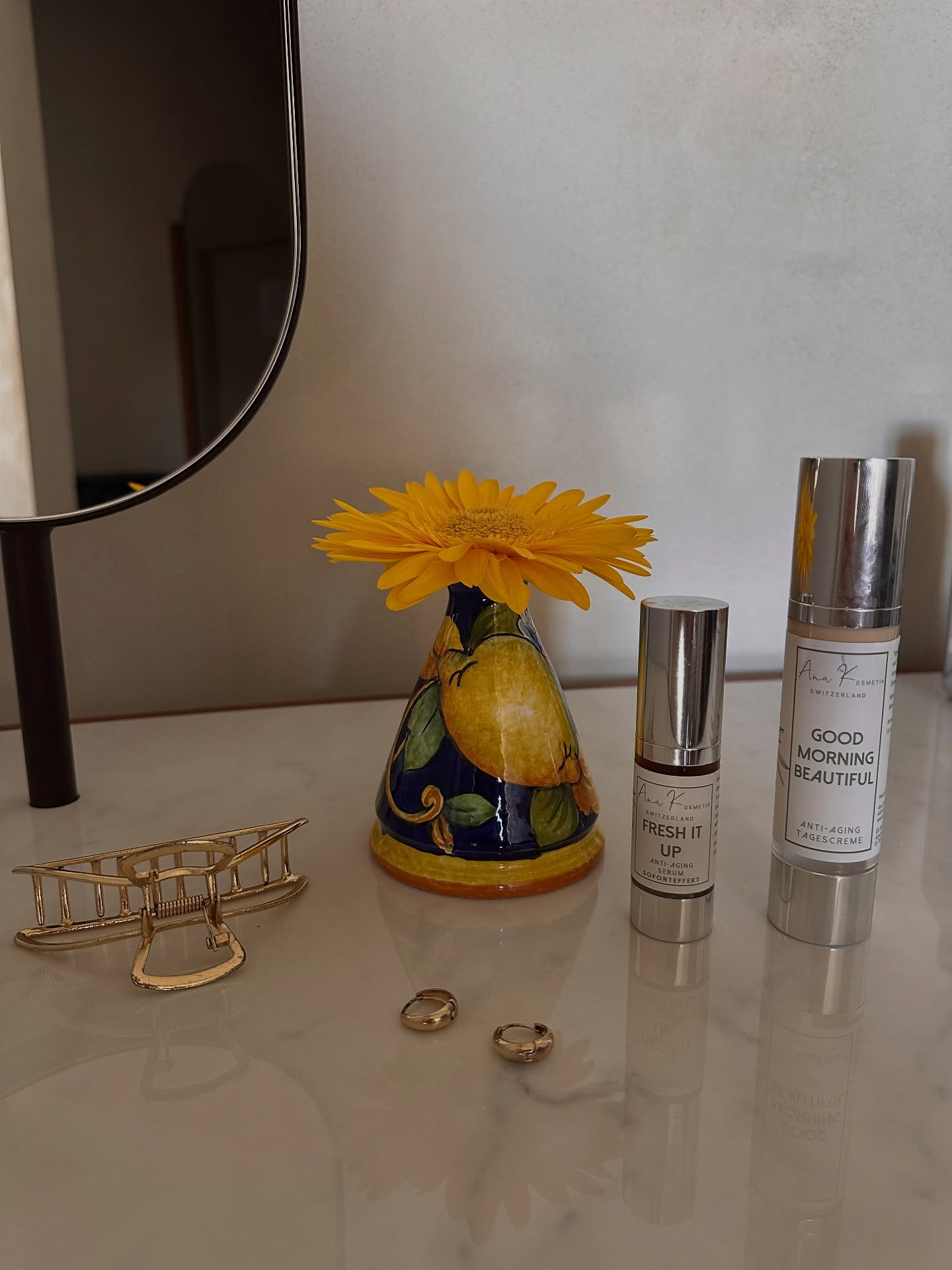 Deine Hautpflege darf genauso stilvoll sein wie dein Schmuck.
Ein klarer Start in den Tag beginnt mit den richtigen Essentials:
✨ Fresh it Up – die SOS-Feuchtigkeitspflege für sofortige Frische
✨ Good Morning Beautiful – unsere Tagescreme mit Anti-Aging Power & Glow-Garantie
Stil. Wirkung. Swiss Quality. 🇨🇭
Weil deine Haut das Beste verdient – gleich am Morgen.
#AnaKosmetik #SkincareEssentials #GoodMorningBeautiful #FreshItUp #SwissSkincare #CleanBeauty #HautpflegeMitStil #SwissMade #LuxurySkincare #MorningGlow #SelfcareRitual #antiaging #antiagingskincare #antiagingserum #antiagingcream #skincarenatural #skincarethatworks #staynatural #staynaturalstaybeautiful #anakosmetikswitzerland