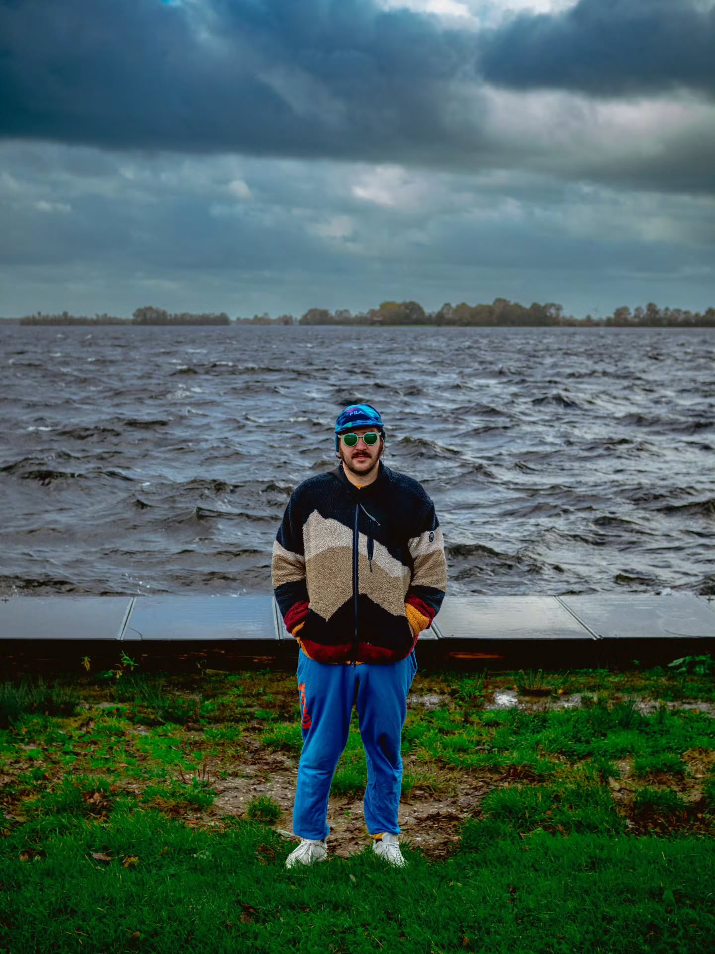 In unseren zwei Wochen Ferien hatte ich nur zwei Auftritte und bei einem davon bin ich komischerweise Europameister geworden. (sorry, dass ich es so oft erwähne, ich hab halt riesig Freude daran).
Claire ist in den Ferien noch einen Marathon in 3 Stunden 17 gerannt. Normale Chillferien also.
Jetzt gehts aber wieder los. Es ist Herbstsaison und ich habe grossartige Termine für euch. Ich präsentiere euch meinen Bühnen-November:
03.11 – SUTZ-LATTRINGEN, Poetry Slam im Rütte-Gut (Moderation)
07.11 – LANGENTHAL, Chrämersläm im @chraemerhuus (Moderation)
08.11 – NIEDERLENZ, Solo-Show im @cholechaeller
12.11 – ST. GALLEN, Schabanack in der @grabenhallest.gallen
13.11 – FLUMENTHAL, Slam-Show mit Essen im @espura.momentos
14.11 – AADORF, Spoken Word Abend
20.11 – LANGENTHAL, Silbensuppe in der @kulturkueche_
21.11 – SCHWARZENBURG, Poetry Slam im Schloss (Moderation)
24.11 – SOLOTHURN, Schwafelrunde #3 im @kreuzkultur
Und für Fans des Retro-Gamens: am 16.11 organisieren wir in Langenthal im @oldcapitol unser legendäres N64-Turnier, diesmal mit Super Smash Bros :)