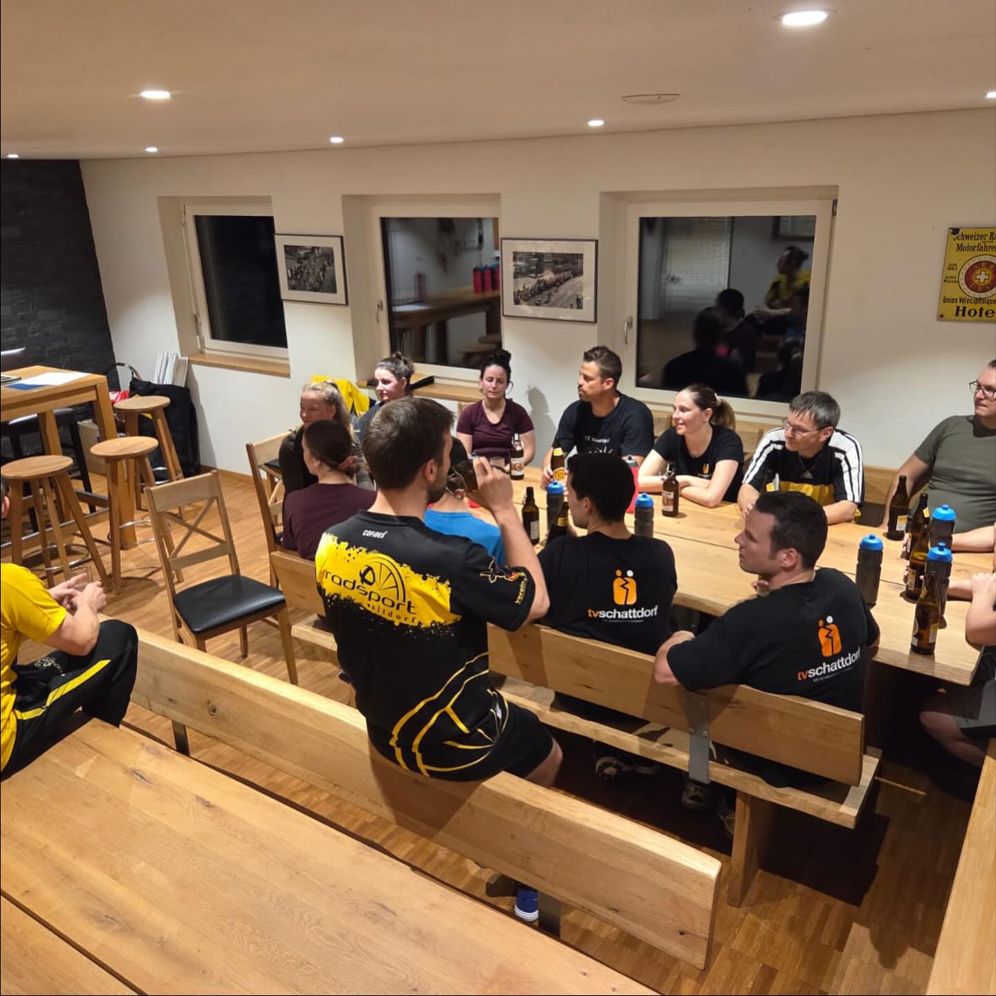 Gestern Abend durften wir beim @radsportaltdorf ein Training absolvieren. Es war uns eine grosse Freude, diese Sportart näher kennenzulernen - vielen Dank für die fachkundige Unterstützung. Der gemeinsame Ausklang in der hauseigenen Festwirtschaft kam ebenfalls nicht zu kurz. Wer weiss, vielleicht bis bald an eurem legendären Radball Grümpi.
.
.
.
#tvschattdorf #radsportaltdorf