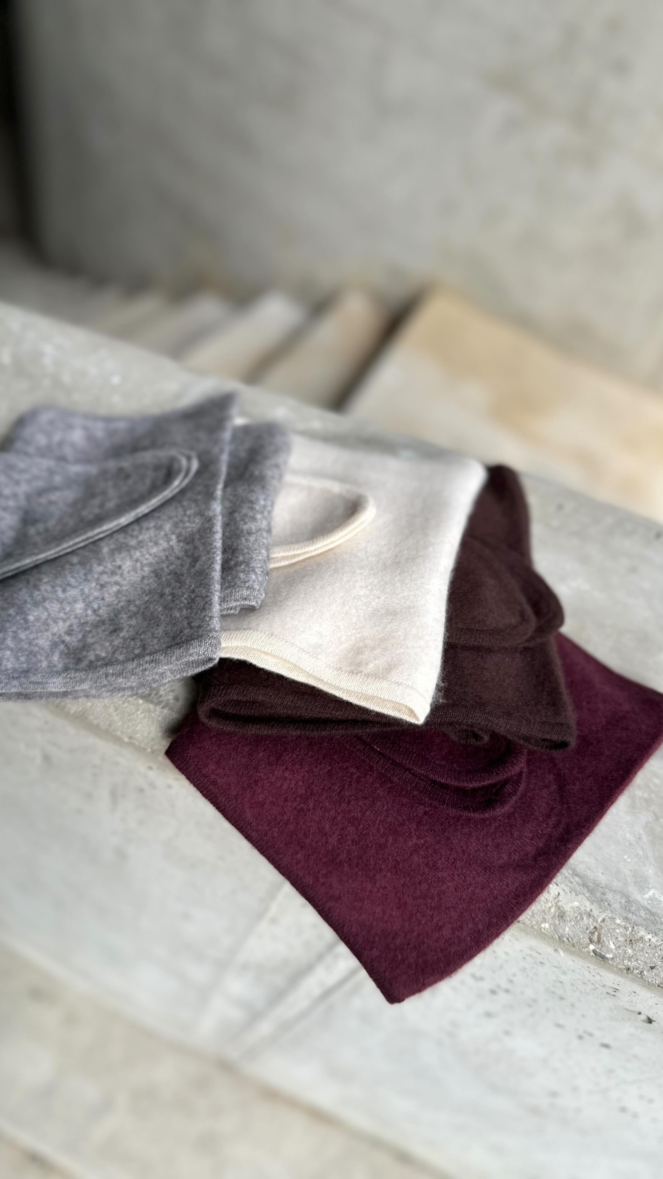 🐏 100% Kaschmir
🪶 100% weich & angenehm auf der Haut
🤌🏼 100% handgemacht in Nepal
Endlich sind alle Farben der Kaschmir-Windboards am Lager angekommen. Mit 140cm Länge einfach perfekt als schmaler Schal ohne viel Schnickschnack.
#nexttokate #ntk #whatkatewore #whatkatewears #infashionwetrust #outfitinspiration #kaschmir #vvongoat