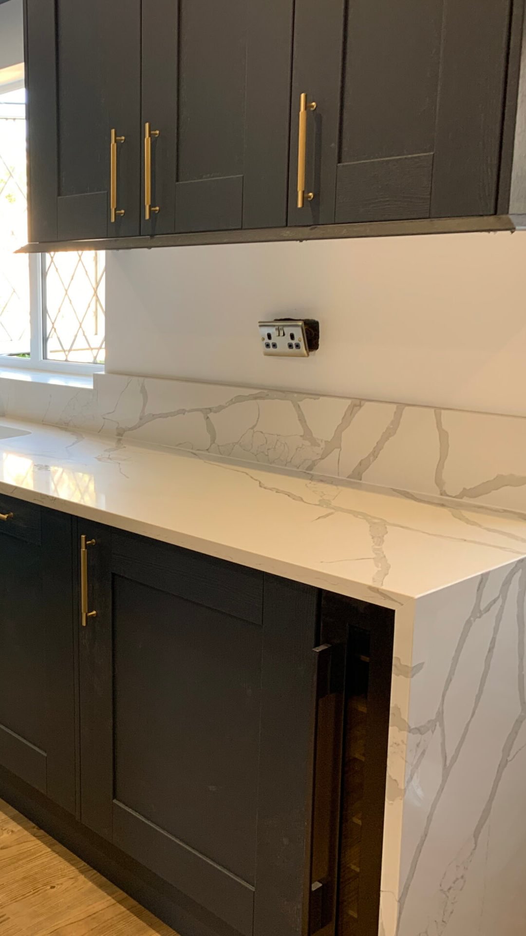 See how a simple kitchen makeover can transform your space 💫
Keep your existing cabinets and refresh the look with new doors and worktops 👩🏻🍳🍽️
Frazer Lewis delivers bespoke finishes that make your home feel brand new ✨
#BasildonKitchens #KitchenMakeovers #BespokeKitchens #EssexWorktops #KitchensOfEssex #NewKitchen #Essex #Basildon