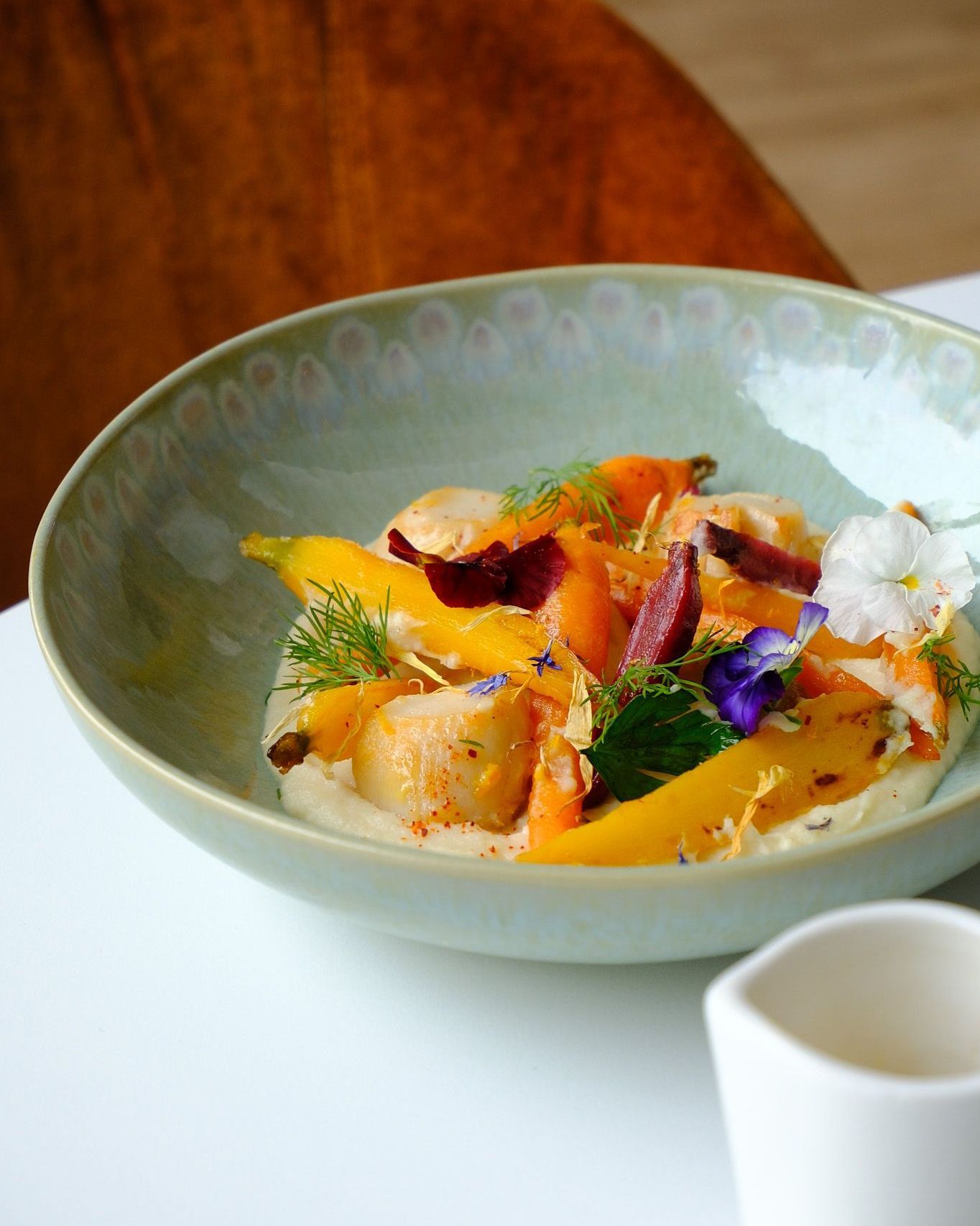 🍁 La nouvelle carte Automne–Hiver est arrivée au Belvédère ! 🍁
Place aux plats réconfortants et aux saveurs de saison ! Une nouvelle carte pleine de caractère et de gourmandise vous attend 💫
Laissez-vous séduire par nos Noix de Saint-Jacques rôties à la plancha, servies avec une purée de céleri onctueuse, des carottes glacées fondantes et une note d’orange pleine de fraîcheur 🍊
A venir tester dès maintenant au Belvédère :
📍 12 Rue du Lac, 10140 Mesnil Saint-Père
📞 Réservations : 03.25.41.28.11 ou sur notre site internet (lien en bio)