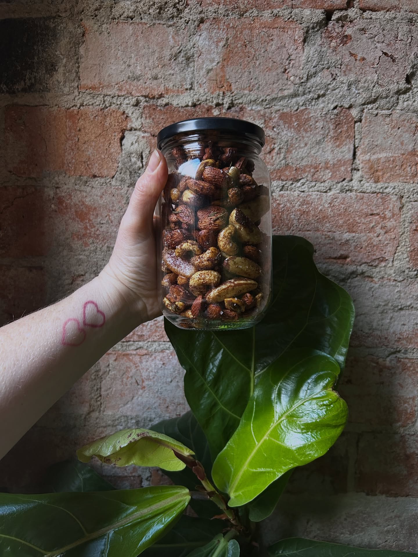 Made some spiced organic nuts for snacking.
No measurements… just eyeballed
Raw mixed nuts
Garam masala
Finely chopped rosemary
Garlic powder
Cayenne pepper
Tamari
Maple syrup
Cooked low & slow until crispy
Flakey salt to taste when you take em out of the oven
Store in glass for a week or two ✌️