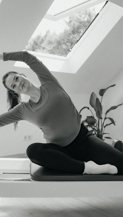 Ein paar Reformer Lieblingsübungen für euch zusammengestellt ✨ wir lieben die Synergie aus dynamischen, kontrollierten und fließenden Bewegungen.
#pilates #reformerpilates #modernpilates #greven