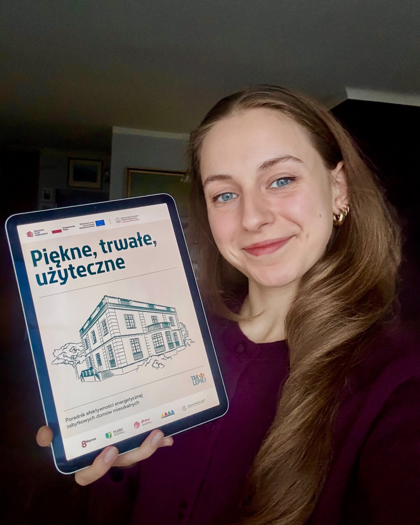 Nasza Natalia przyszła dziś powiedzieć, że publikacja, nad którą pracowaliśmy kilka dobrych miesięcy jest już gotowa!
📚 „Piękne, trwałe, użyteczne. Poradnik efektywności energetycznej zabytkowych budynków mieszkalnych” jest do pobrania bezpłatnie — link znajdziesz w dzisiejszych Stories.
Nad publikacją pracował znakomity zespół w składzie:
Redaktorzy prowadzący: Natalia Gnoińska, Igor Łysiuk
Eksperci: Tomasz Bieniek, Natalia Budnik, Marlena Happach, Michał Krasucki, Radosław Nawara, Karolina Padło, Aleksandra Targońska, Aleksandra Wasilkowska
Wybór i opracowanie studiów przypadku: Eden Day
Korekta merytoryczna: Karolina Matysiak
Koncepcja graficzna publikacji: Nicola Cholewa
Opracowanie infografik oraz zdjęcia: Jan Szeliga, Natalia Gnoińska, Adam Gold
Zespół Fundacji 8Marca: Anna Gnoińska, Dorota Delikat
Konsultacje prawne: mec. Łukasz Dziamski
Podziękowania: STUDIO | STADT | REGION, Architektur & Stadtentwicklung, Förster Kurz Architekten & Stadtplaner, Partnerschaft mbB, Cove Architectes, Lidija Manfreda, Architecture for London, TZA Architekci
Dziękujemy za Waszą wiedzę i zaangażowanie 💚
__________
TAK LEPIEJ – wspólna kampania Fundacji 8Marca, Polskiego Stowarzyszenia Budownictwa Ekologicznego, Polskiego Towarzystwa Studiów nad Przyszłością, Stowarzyszenia Pro Carpathia i ZieloneGodziny.pl realizowana w ramach zadania publicznego „Przeprowadzenie działań edukacyjnych, badawczo-rozwojowych oraz działań szkoleniowo-doradczych w obszarze zielonej i energetycznej transformacji” w ramach inwestycji G1.1.4 KPO (wskaźnik G9G).