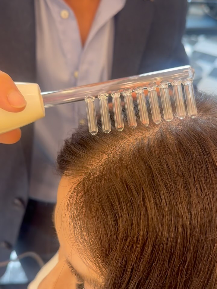 💨 Yüksek Frekanslı Ozon Tarak ile Saç Derin Nefes Alsın!
🔹 Kan dolaşımını hızlandırır
🔹 Oksijen üretir ve saç köklerini canlandırır
🔹 Kepek, kaşıntı ve yağ dengesini düzenler
🔹 Lazer ve mezoterapi etkisini güçlendirir
Her taramada saç derine mikro düzeyde yaşam enerjisi kazandırır.
Bu sadece bir bakım değil — canlanma ritüeli. ✨